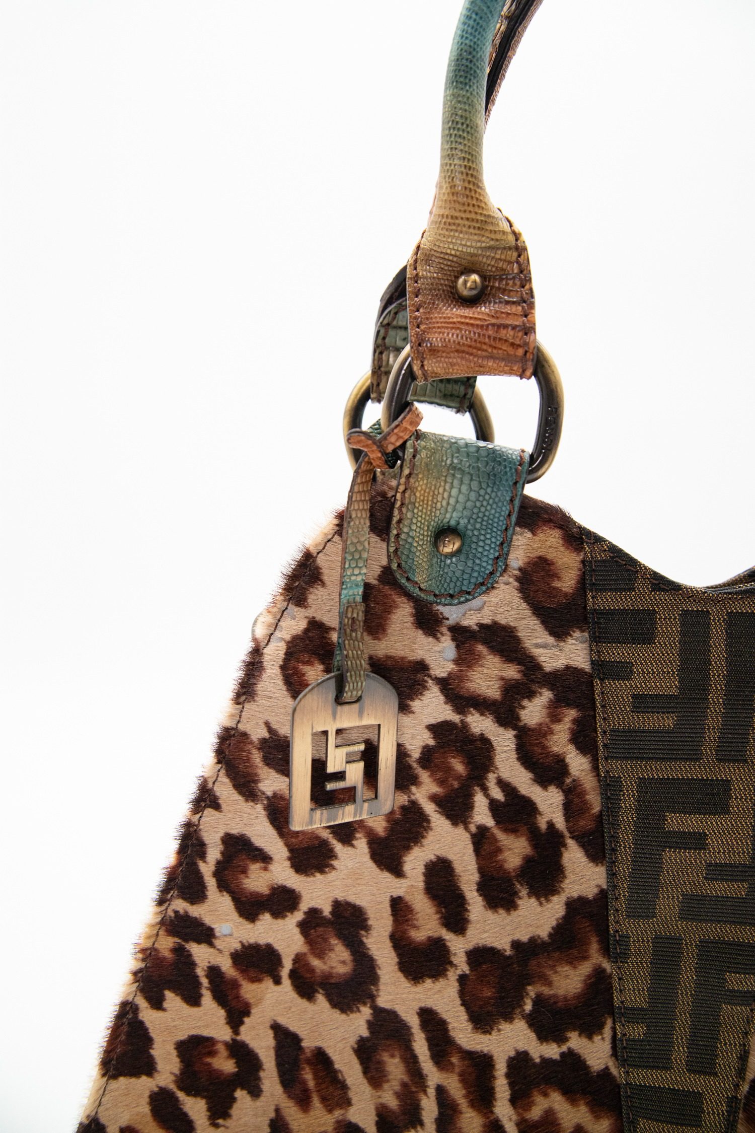 Thumbnail of http://Saint%20Laurent%20Classic%20Camera%20Bag%20Umhängetasche%20in%20Gold