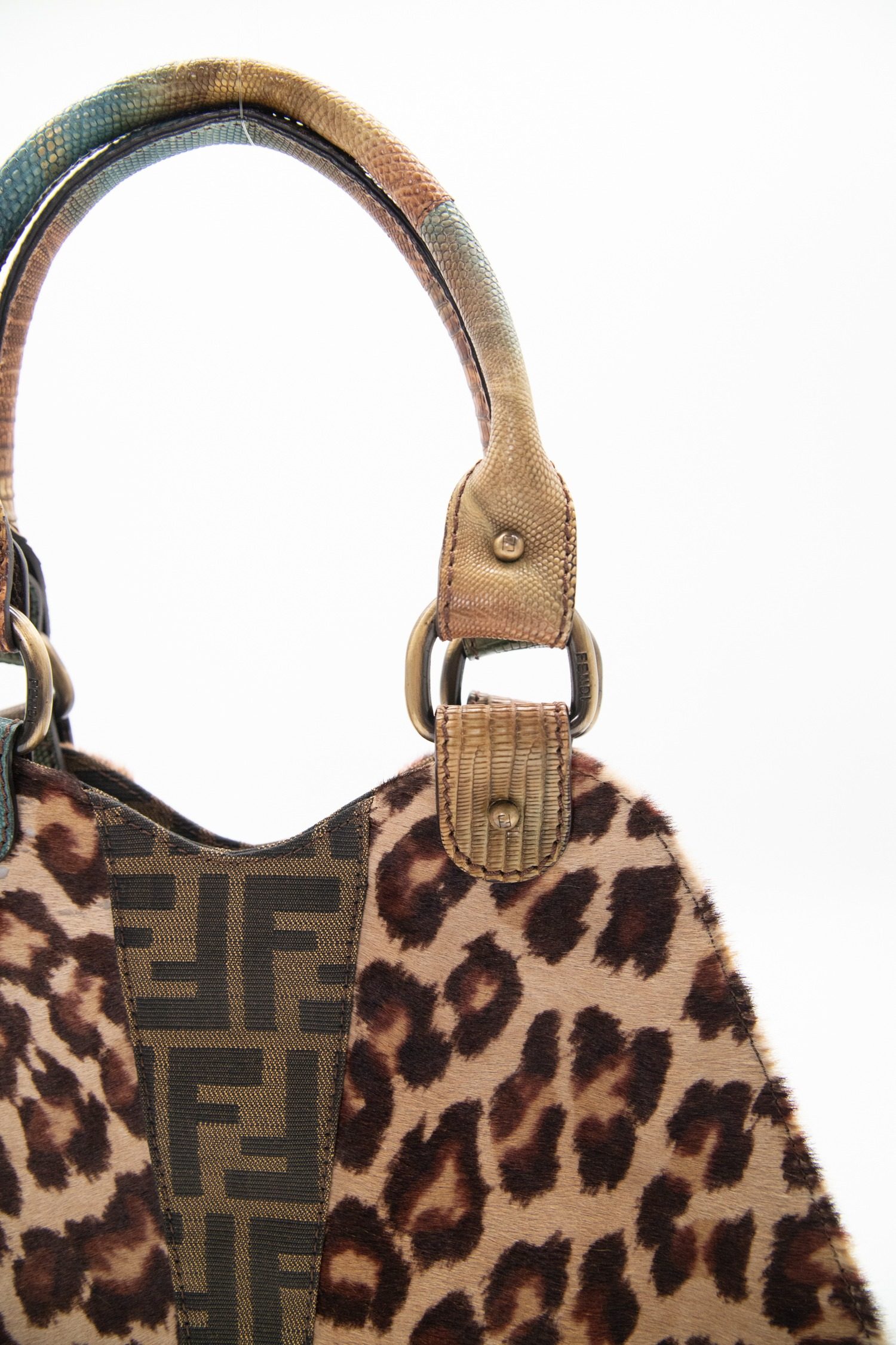 Thumbnail of http://Saint%20Laurent%20Classic%20Camera%20Bag%20Umhängetasche%20in%20Gold