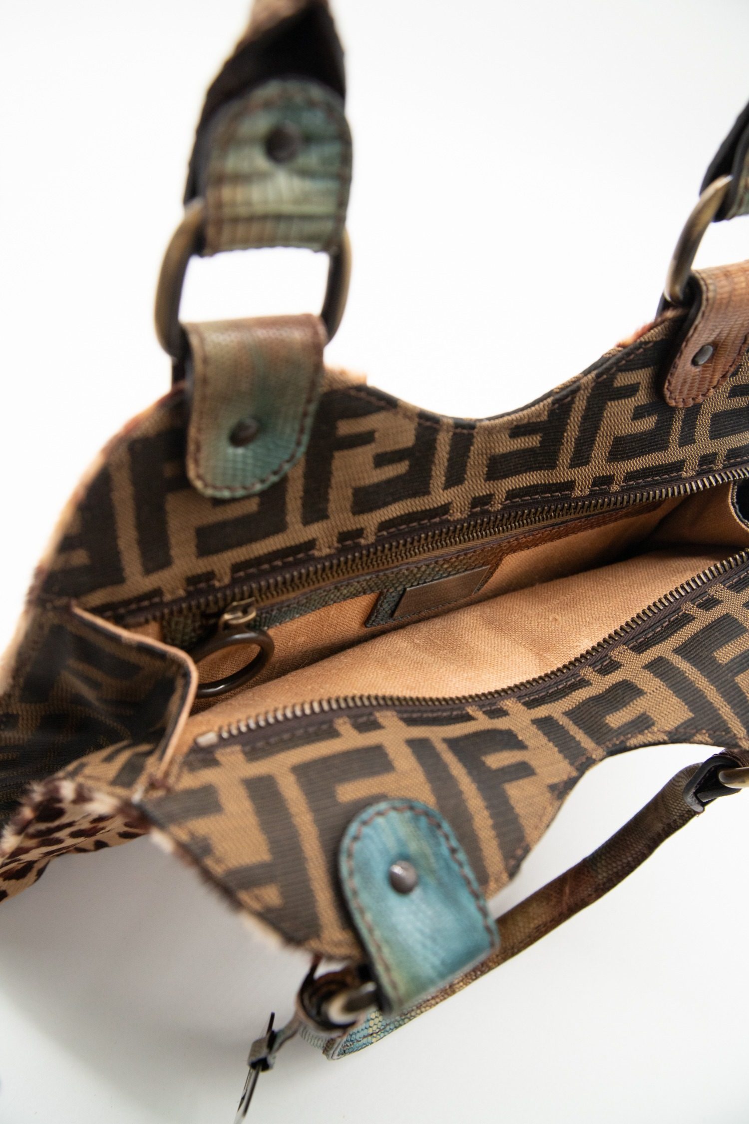 Thumbnail of http://Saint%20Laurent%20Classic%20Camera%20Bag%20Umhängetasche%20in%20Gold