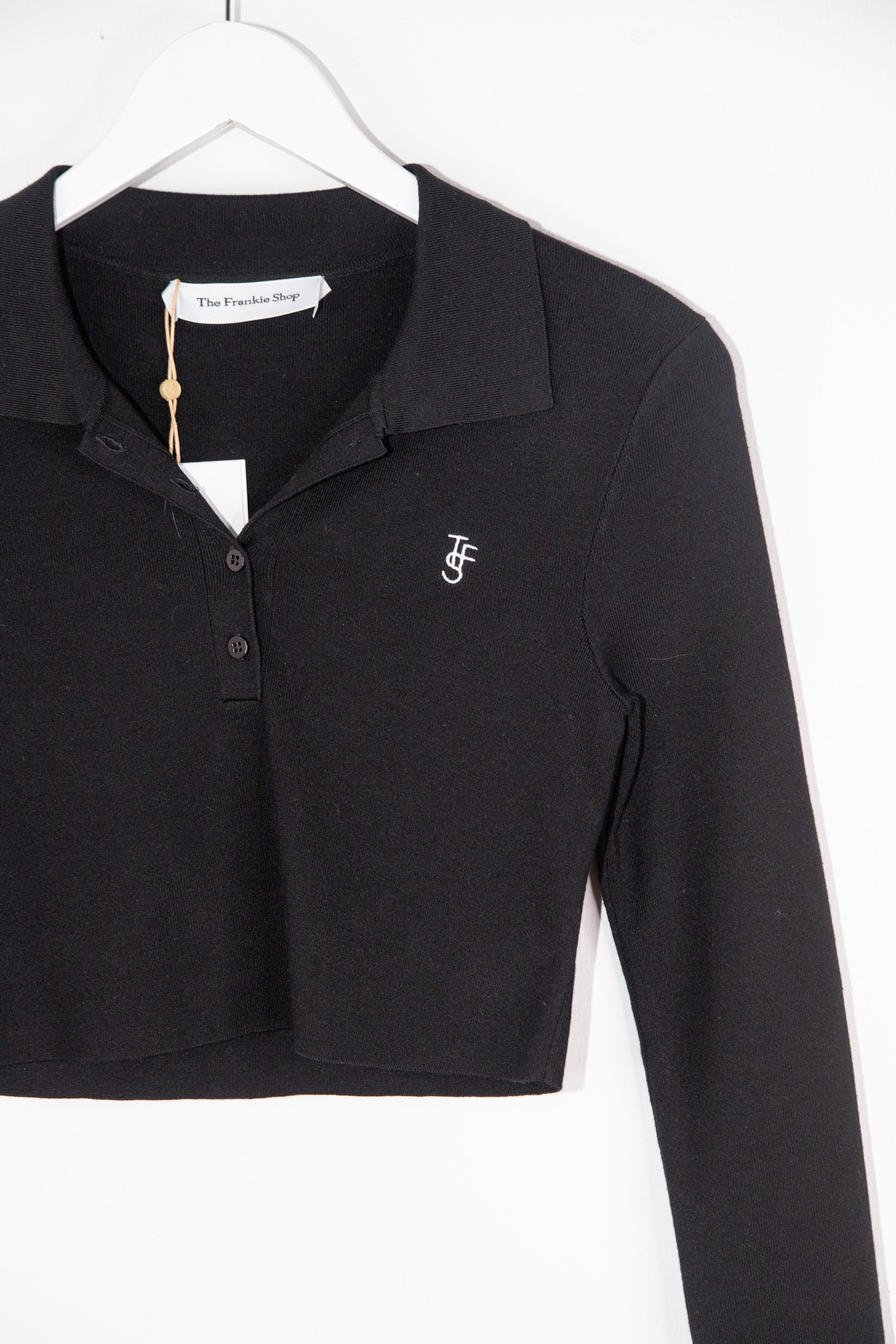 Thumbnail of http://The%20Frankie%20Shop%20Giselle%20Cropped%20Knit%20Langarm-Polo%20in%20Schwarz