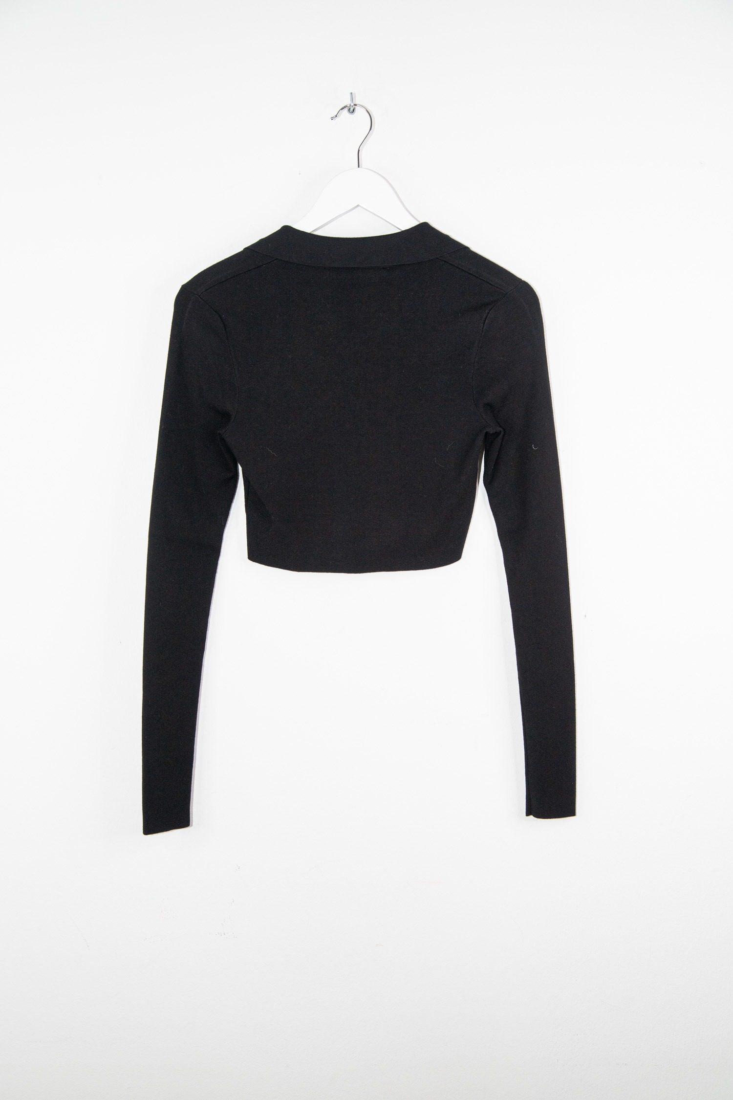 Thumbnail of http://The%20Frankie%20Shop%20Giselle%20Cropped%20Knit%20Langarm-Polo%20in%20Schwarz