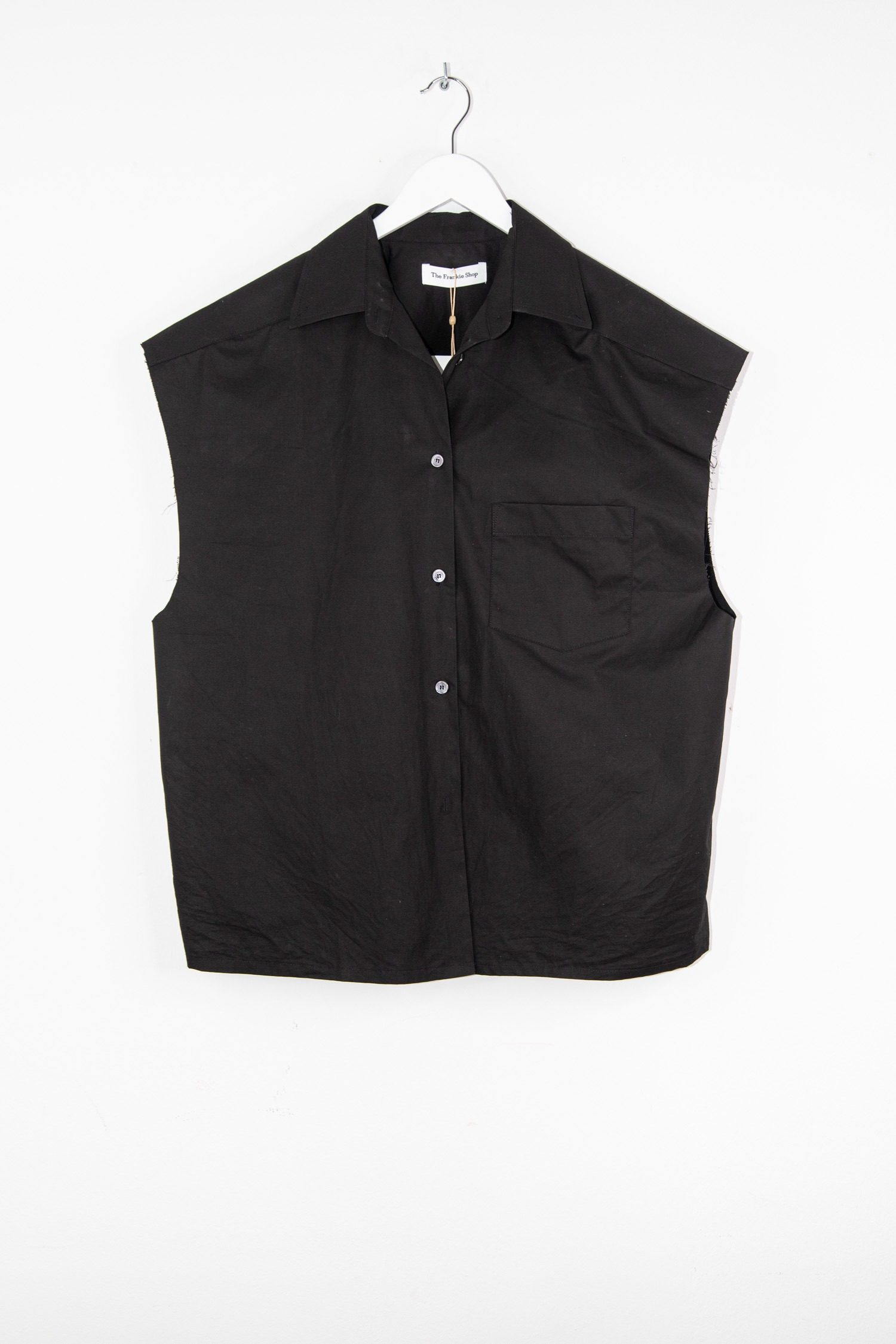 Thumbnail of http://The%20Frankie%20Shop%20Rae%20Sleeveless%20Button%20Down%20Shirt%20in%20Schwarz