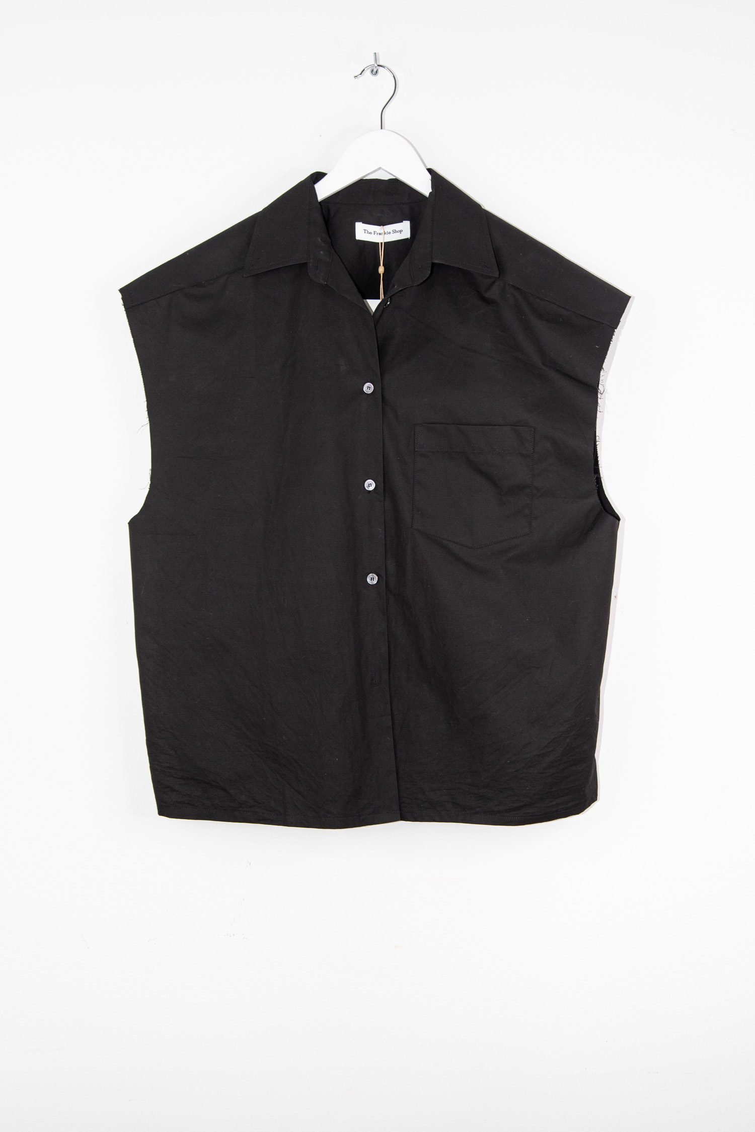The Frankie Shop "Rae Sleeveless Button Down" Shirt in Schwarz