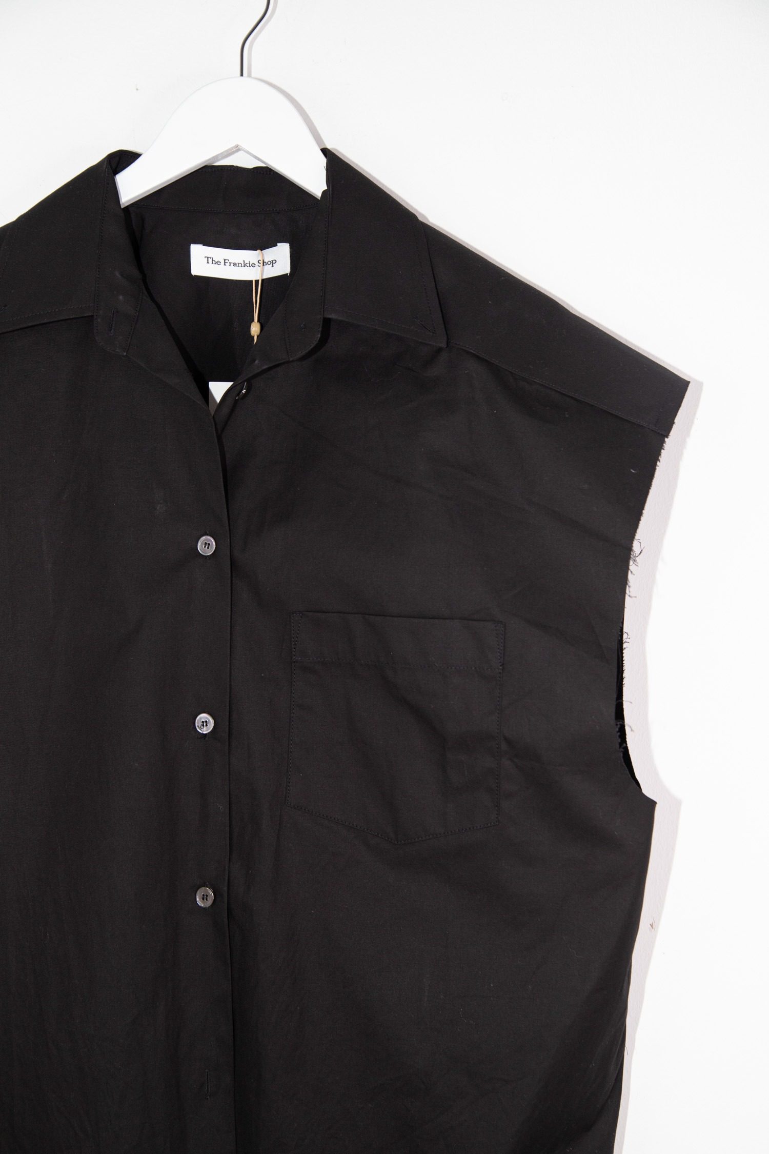 Thumbnail of http://The%20Frankie%20Shop%20Rae%20Sleeveless%20Button%20Down%20Shirt%20in%20Schwarz