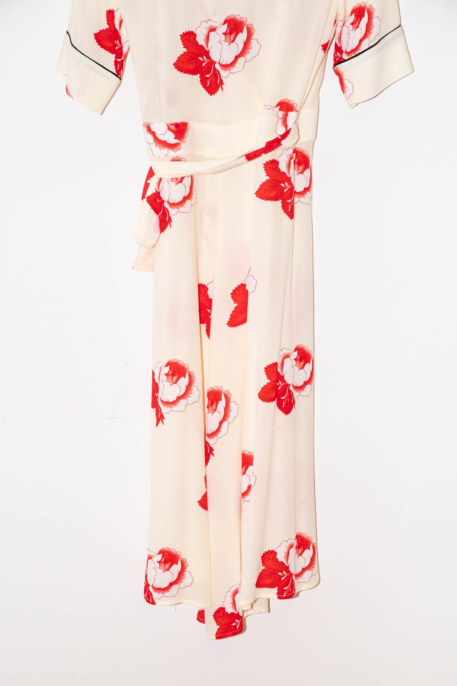 Thumbnail of http://Ganni%20Harley%20Crepe%20Wickelkleid%20in%20Cremeweiß%20und%20Rot