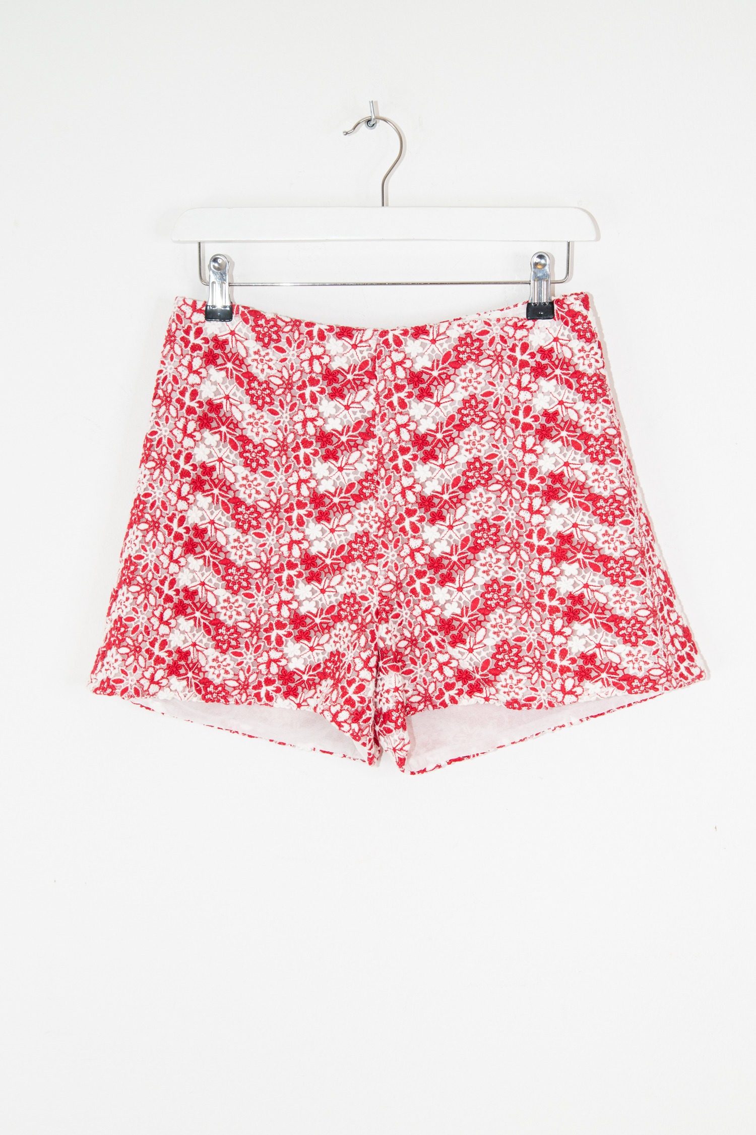 Thumbnail of http://Giamba%20Shorts%20aus%20Spitze%20in%20Rot%20und%20Weiß