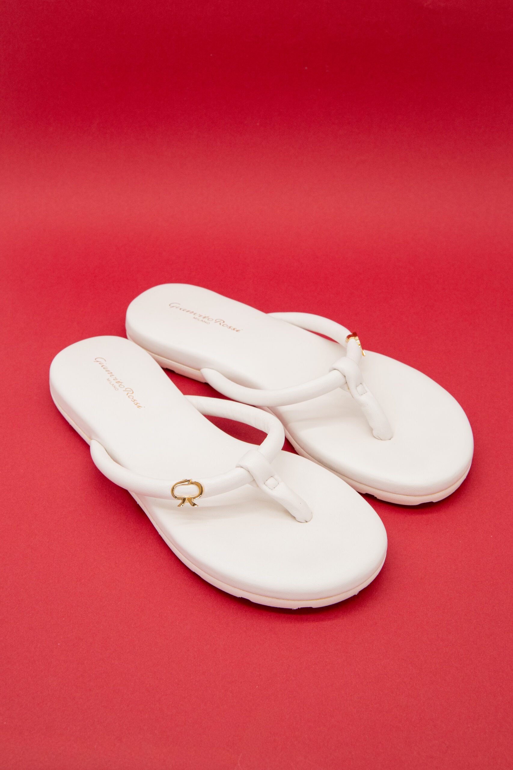 Thumbnail of http://Gianvito%20Rossi%20Juno%20Sandalen%20aus%20Leder%20in%20Weiß%20und%20Gold