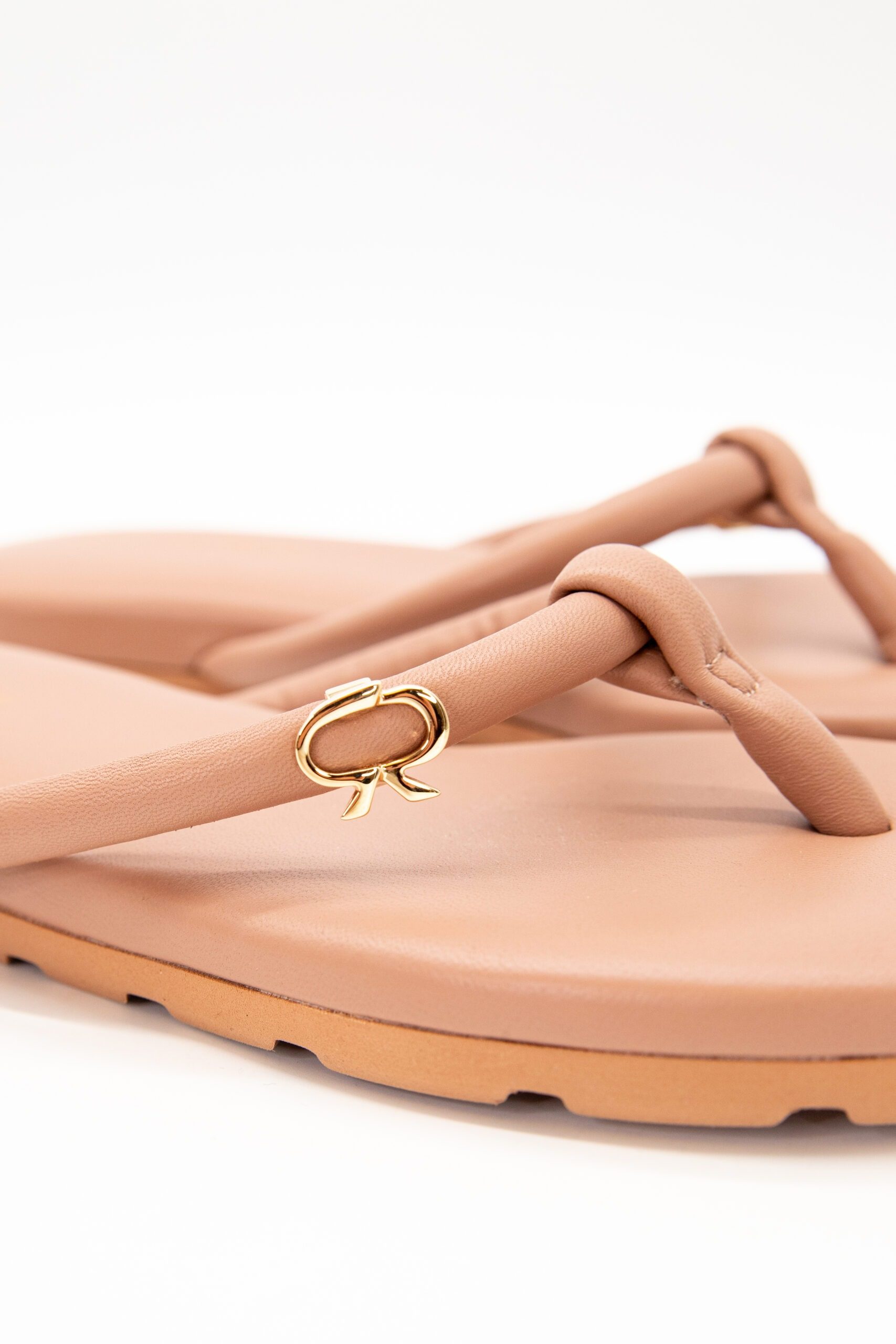 Thumbnail of http://Gianvito%20Rossi%20„Juno“%20Sandalen%20aus%20Leder%20in%20Braun%20und%20Gold