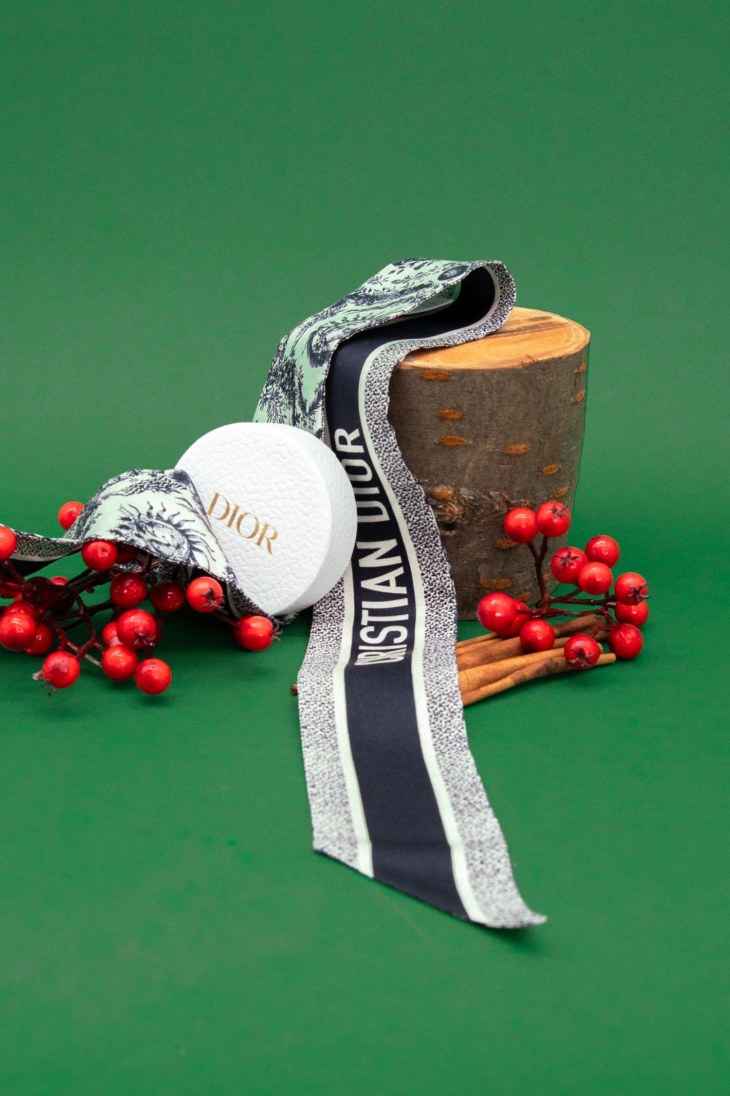 Thumbnail of http://Dior%20Mitzah-Tuch%20mit%20Sonnenmotiv%20in%20Dunkelblau%20und%20Ecru