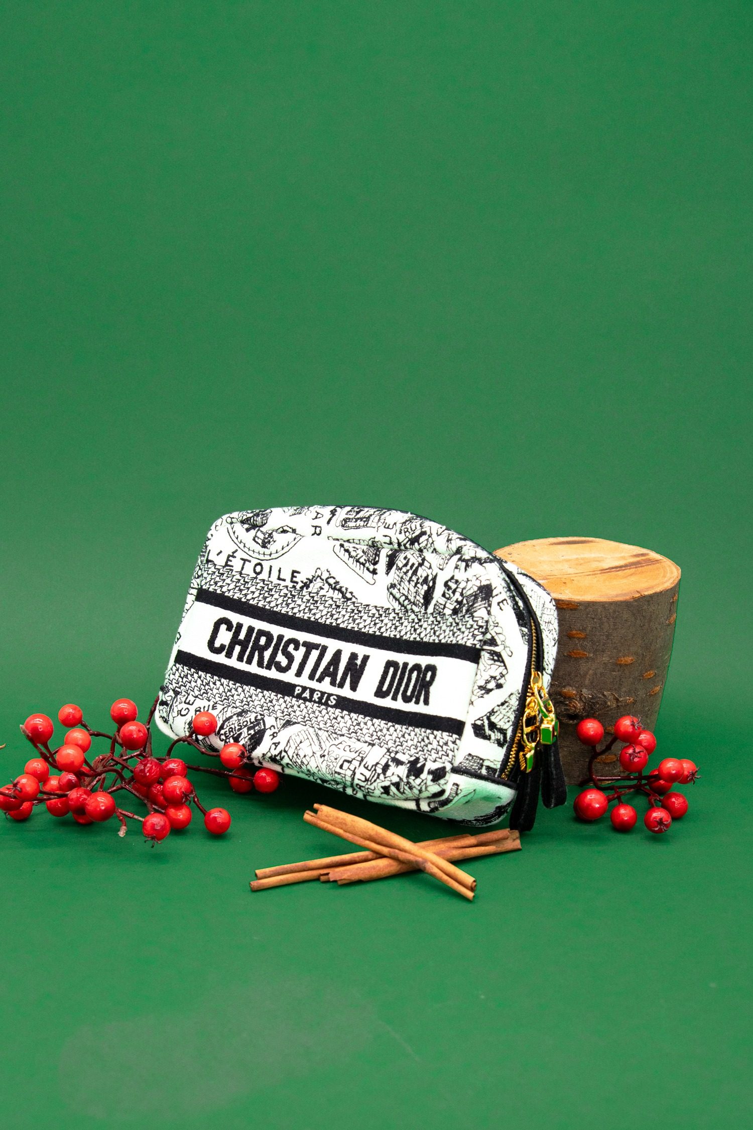 Thumbnail of http://Dior%20Plan%20des%20Paris%20Kosmetiktasche%20in%20Weiß%20und%20Schwarz