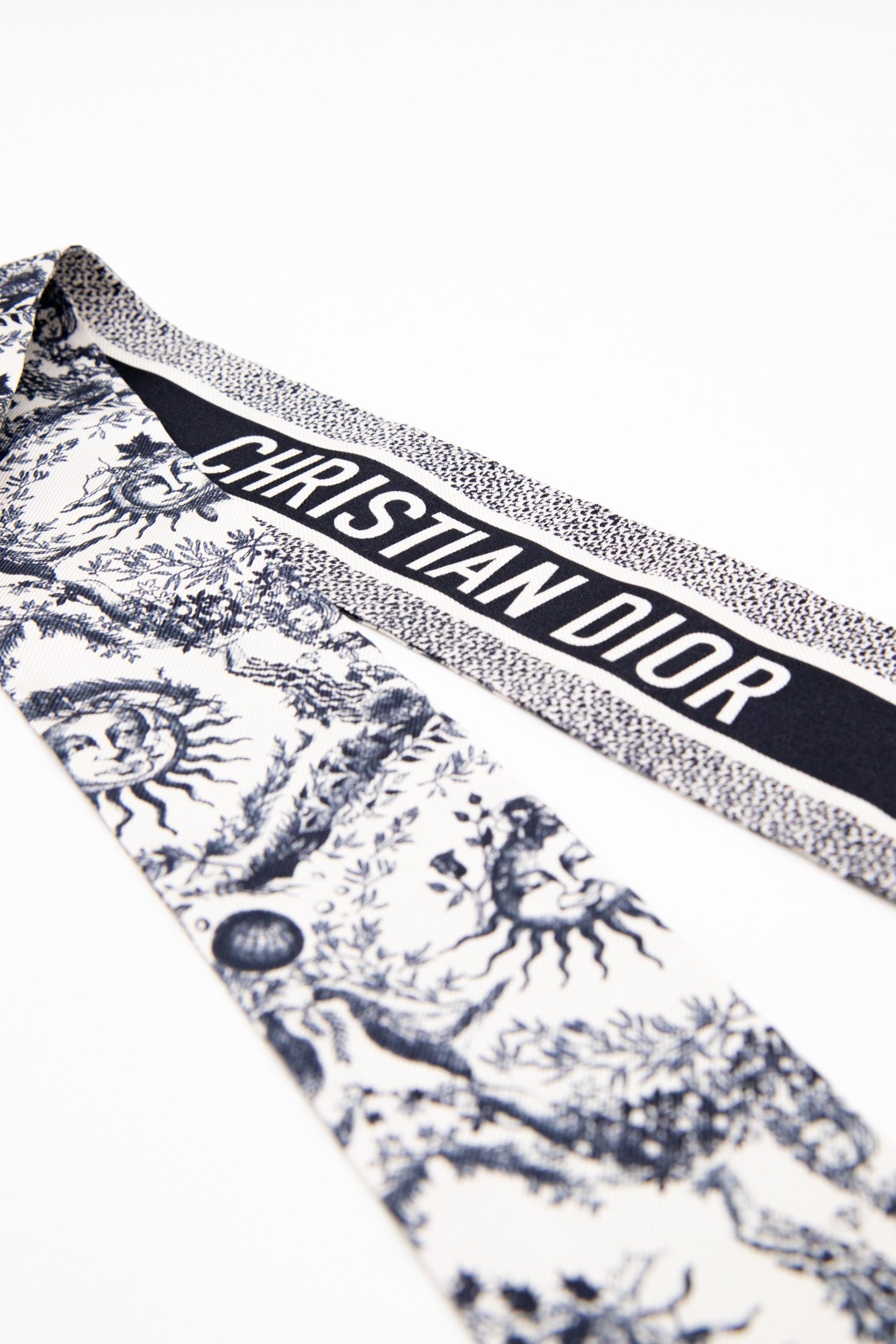 Thumbnail of http://Dior%20Mitzah-Tuch%20mit%20Sonnenmotiv%20in%20Dunkelblau%20und%20Ecru