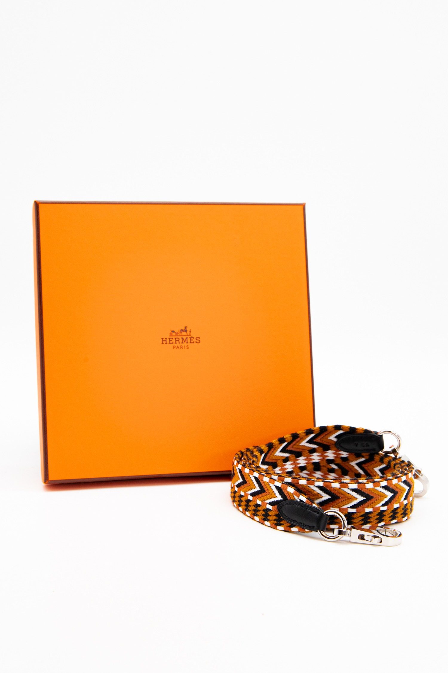 Thumbnail of http://Hermès%20Taschengurt%20mit%20Chevron-Muster%20in%20Cognacfarben