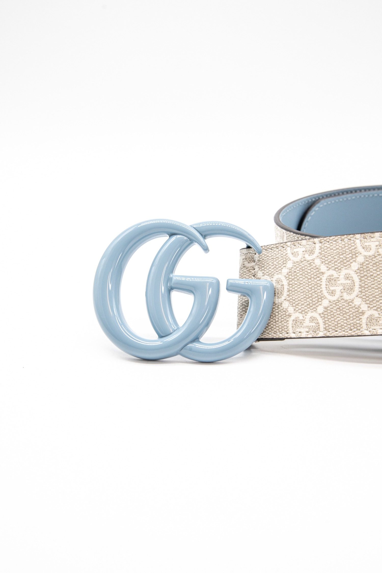 Thumbnail of http://Gucci%20GG%20Marmont%20Gürtel%20in%20Hellblau%20und%20Beige