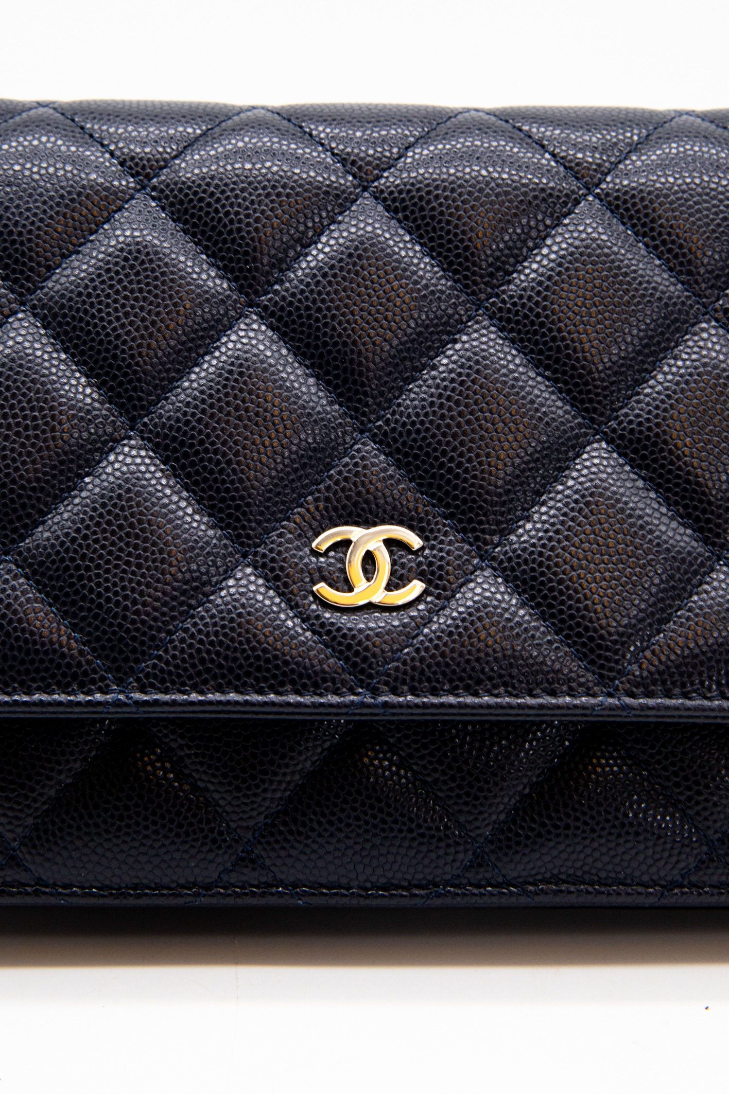 Thumbnail of http://Chanel%20Umhängetasche%20in%20Dunkelblau%20und%20Gold