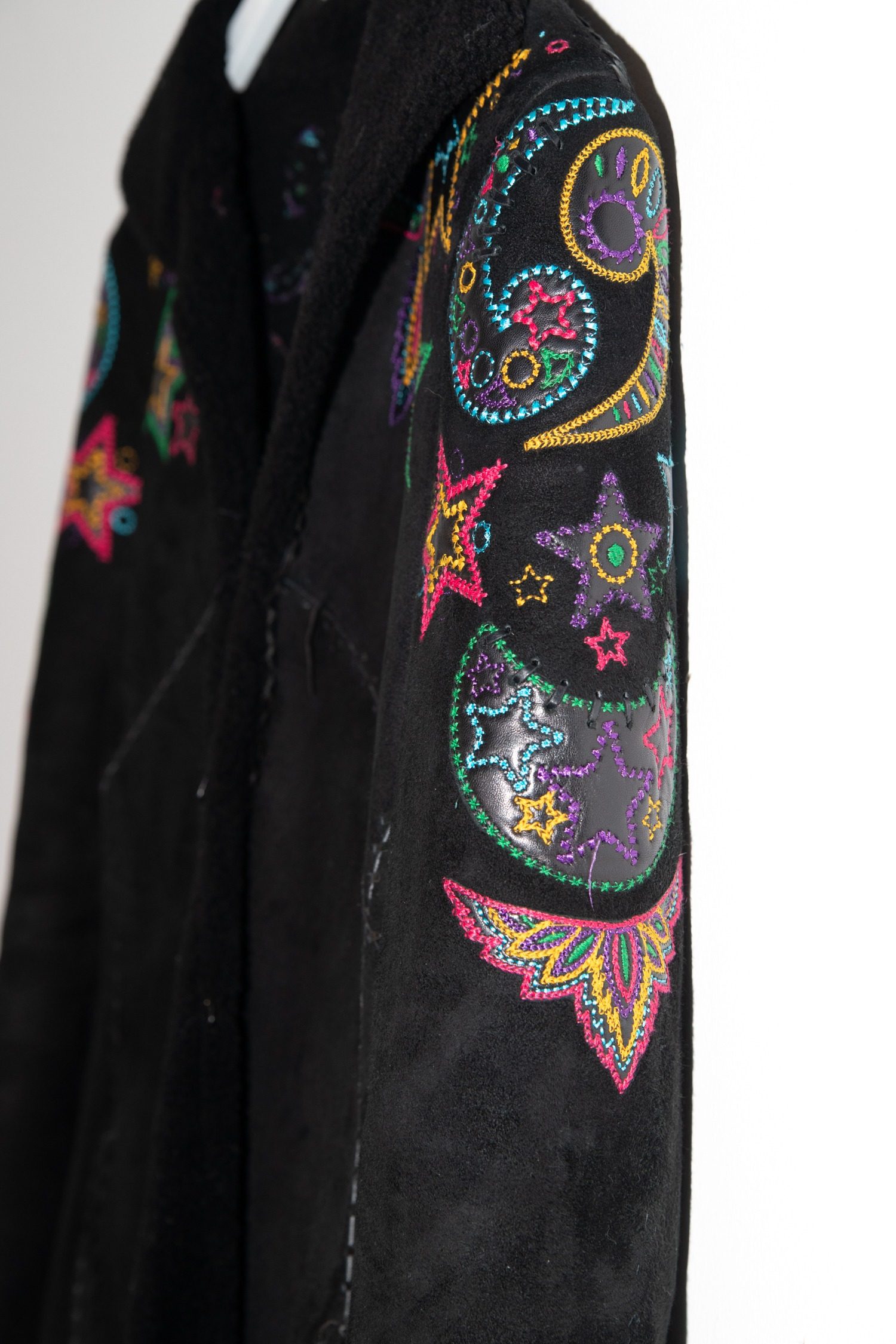 Thumbnail of http://Vintage%20Gianni%20Versace%20Lederjacke%20mit%20Stickerei%20in%20Schwarz