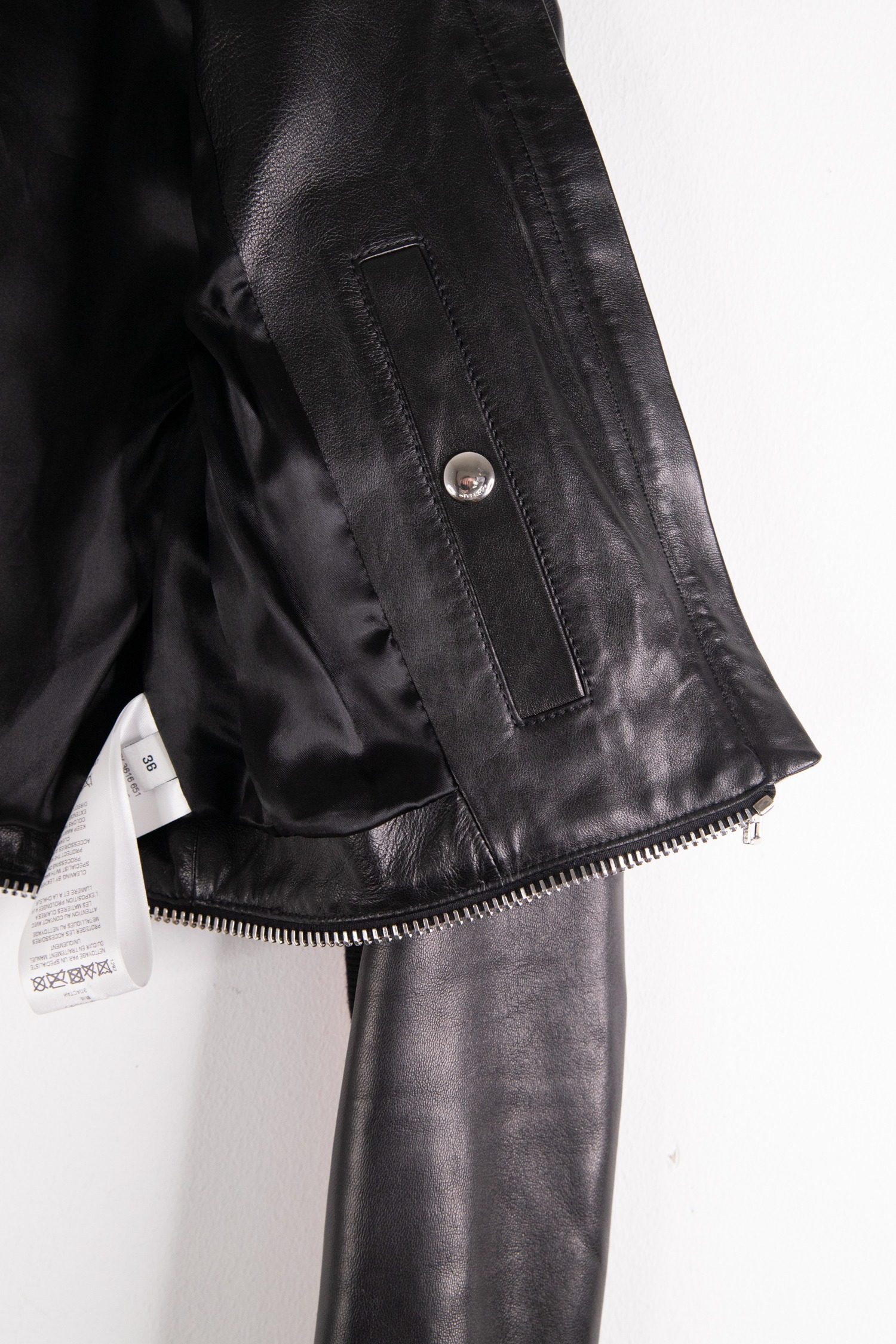 Thumbnail of http://Givenchy%20Lederjacke%20in%20Schwarz,%20Rot%20und%20Weiß