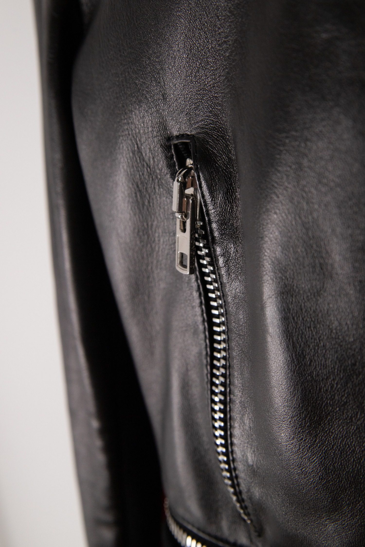 Thumbnail of http://Givenchy%20Lederjacke%20in%20Schwarz,%20Rot%20und%20Weiß