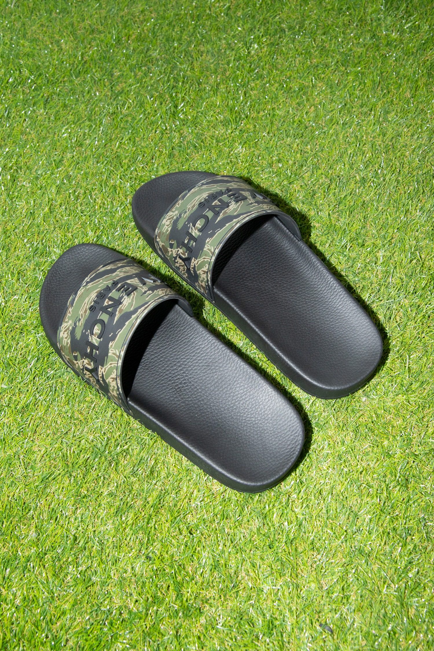 Thumbnail of http://Givenchy%20Pantolette%20mit%20Carmourflage-Muster%20in%20Oliv