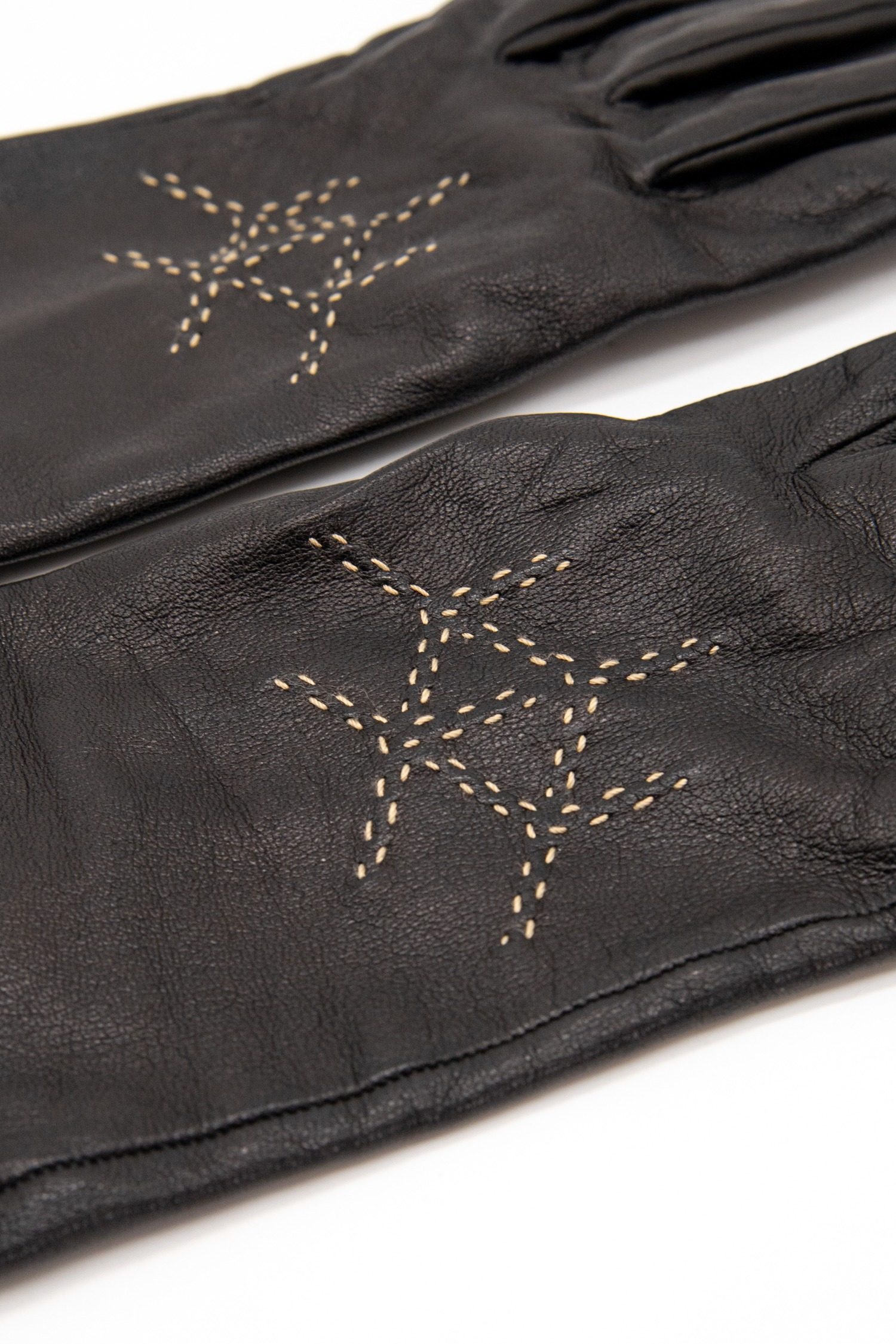 Thumbnail of http://Goyard%20bestickte%20Handschuhe%20in%20Schwarz%20und%20Ecru