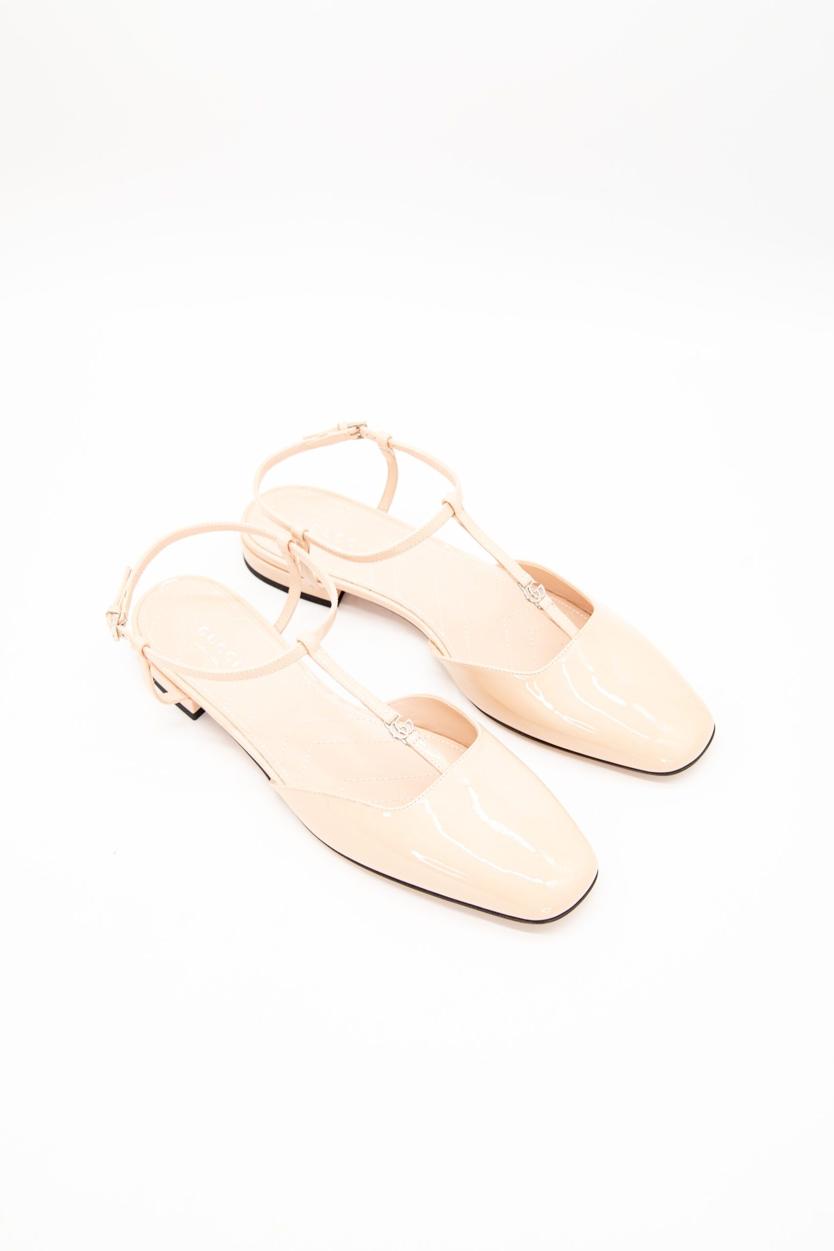 Thumbnail of http://Gucci%20Slingback-Ballerina%20aus%20Lackleder%20in%20Natur%20und%20Silber