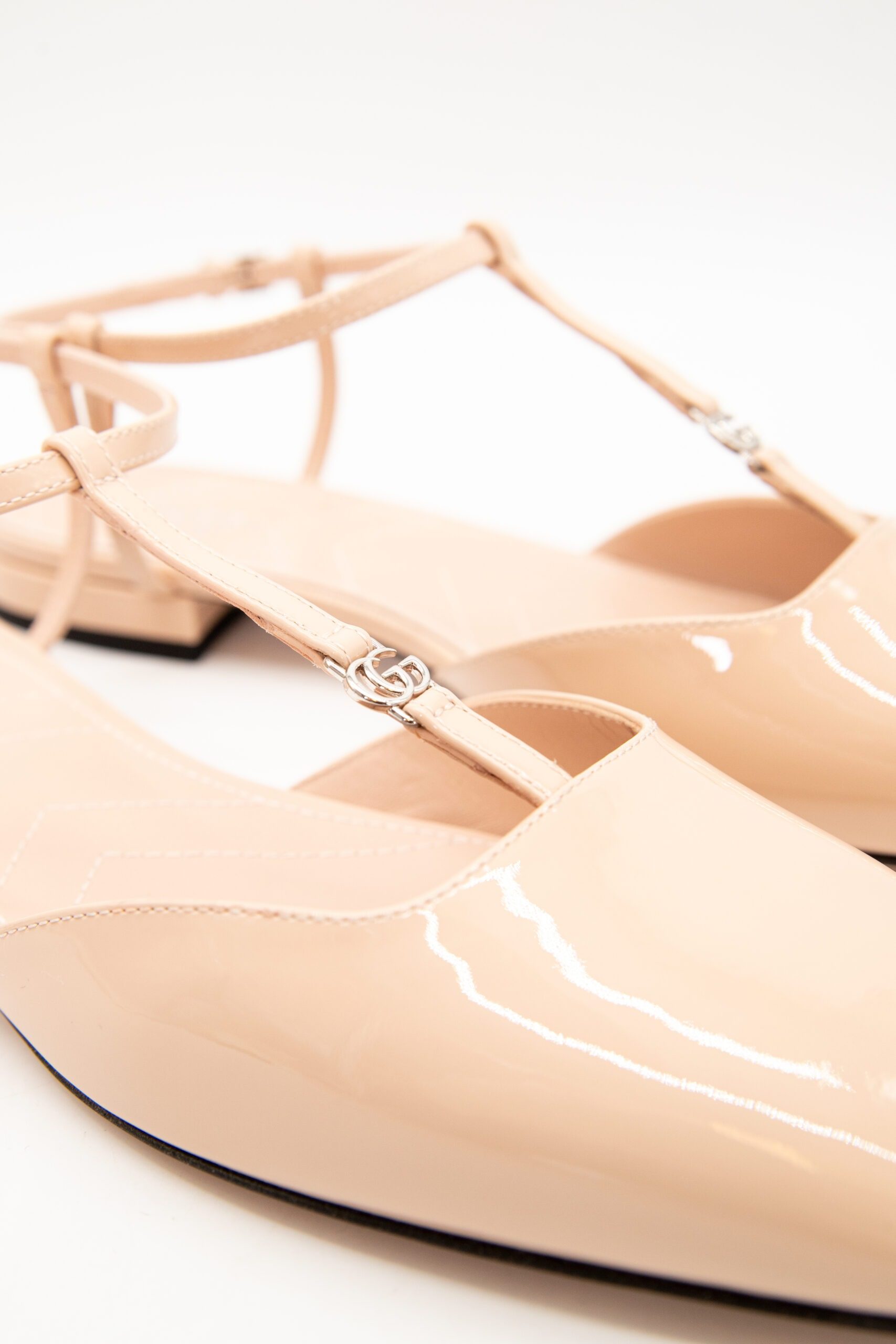 Thumbnail of http://Gucci%20Slingback-Ballerina%20aus%20Lackleder%20in%20Natur%20und%20Silber