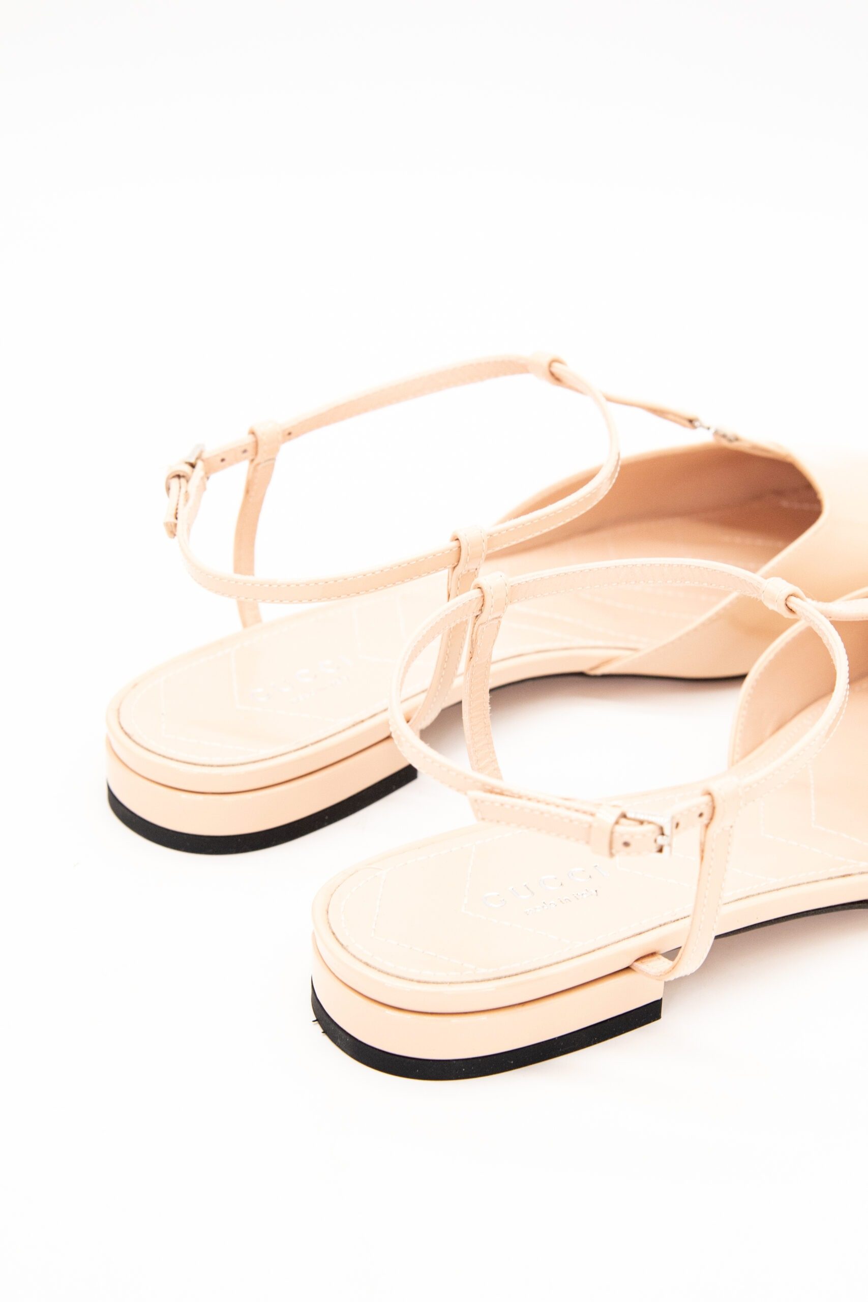 Thumbnail of http://Gucci%20Slingback-Ballerina%20aus%20Lackleder%20in%20Natur%20und%20Silber