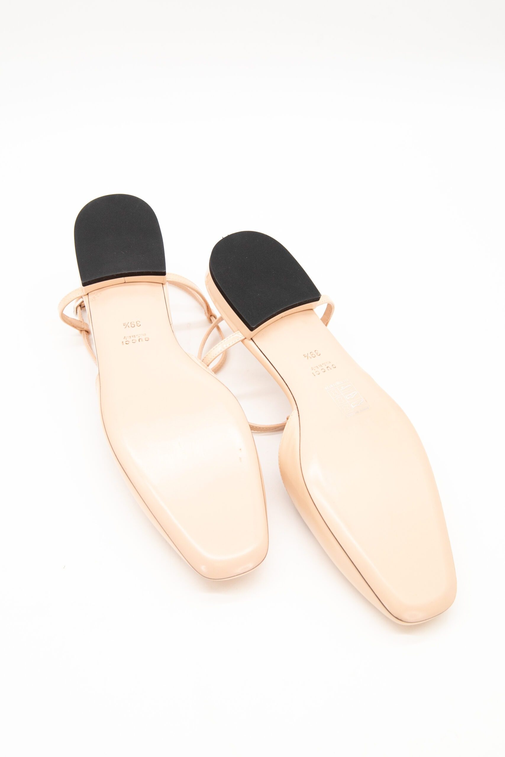 Thumbnail of http://Gucci%20Slingback-Ballerina%20aus%20Lackleder%20in%20Natur%20und%20Silber