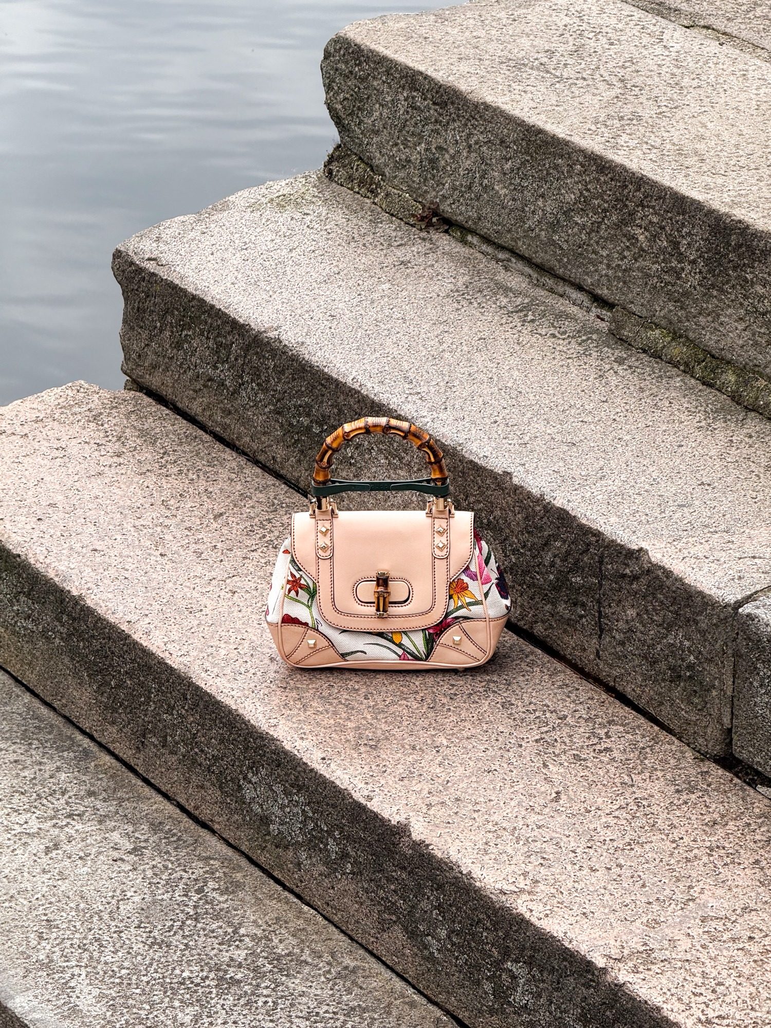 Thumbnail of http://Gucci%20Bamboo%20Flora%20Mini-Handtasche%20mit%20Blumenmuster