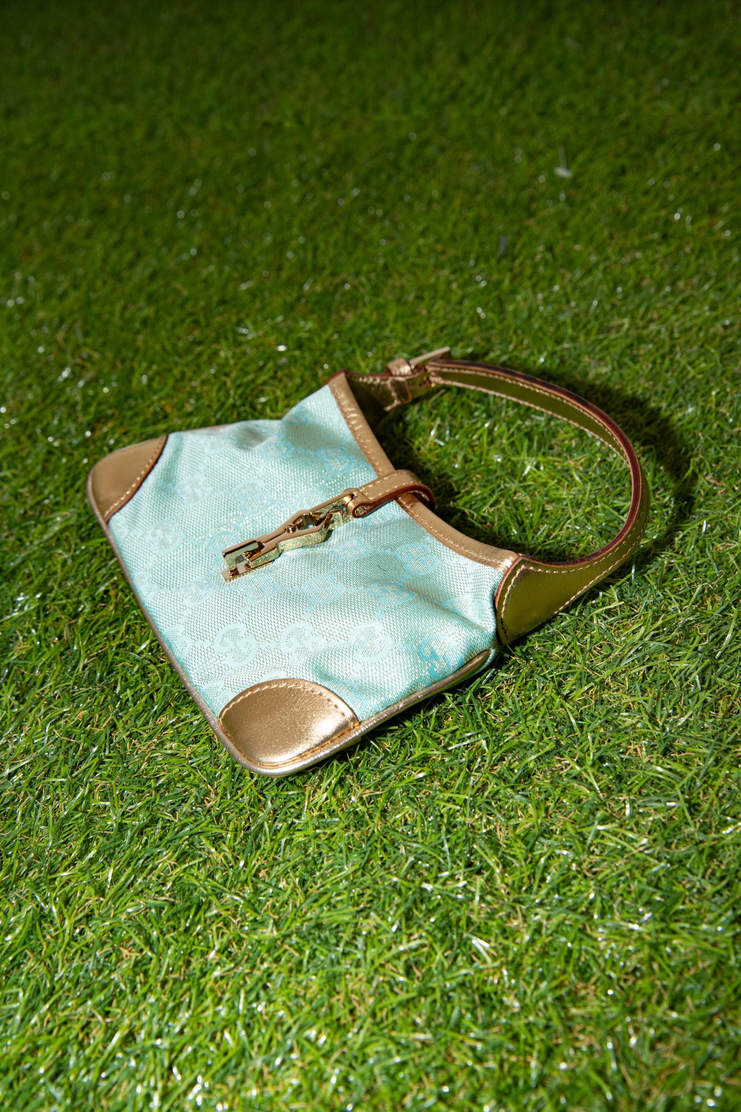 Thumbnail of http://Gucci%20Mini%20Jackie%20Tasche%20in%20Hellblau%20und%20Gold