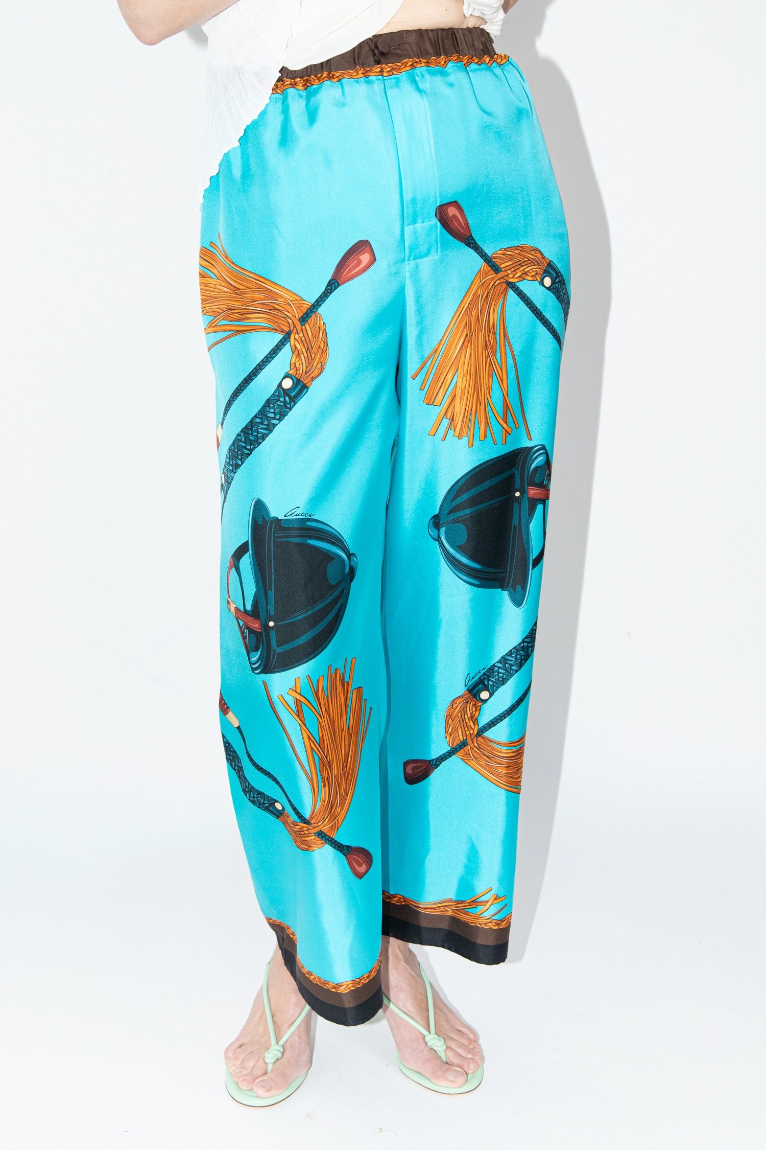 Thumbnail of http://Gucci%20Hose%20aus%20Seide%20mit%20Reitermotiv%20in%20Türkis%20und%20Braun