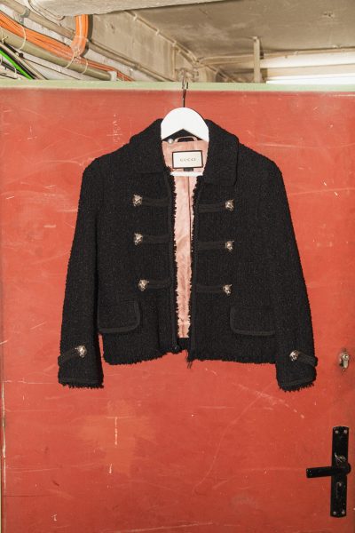 Gucci kurze Bouclé-Jacke mit Tigerknöpfen in Schwarz
