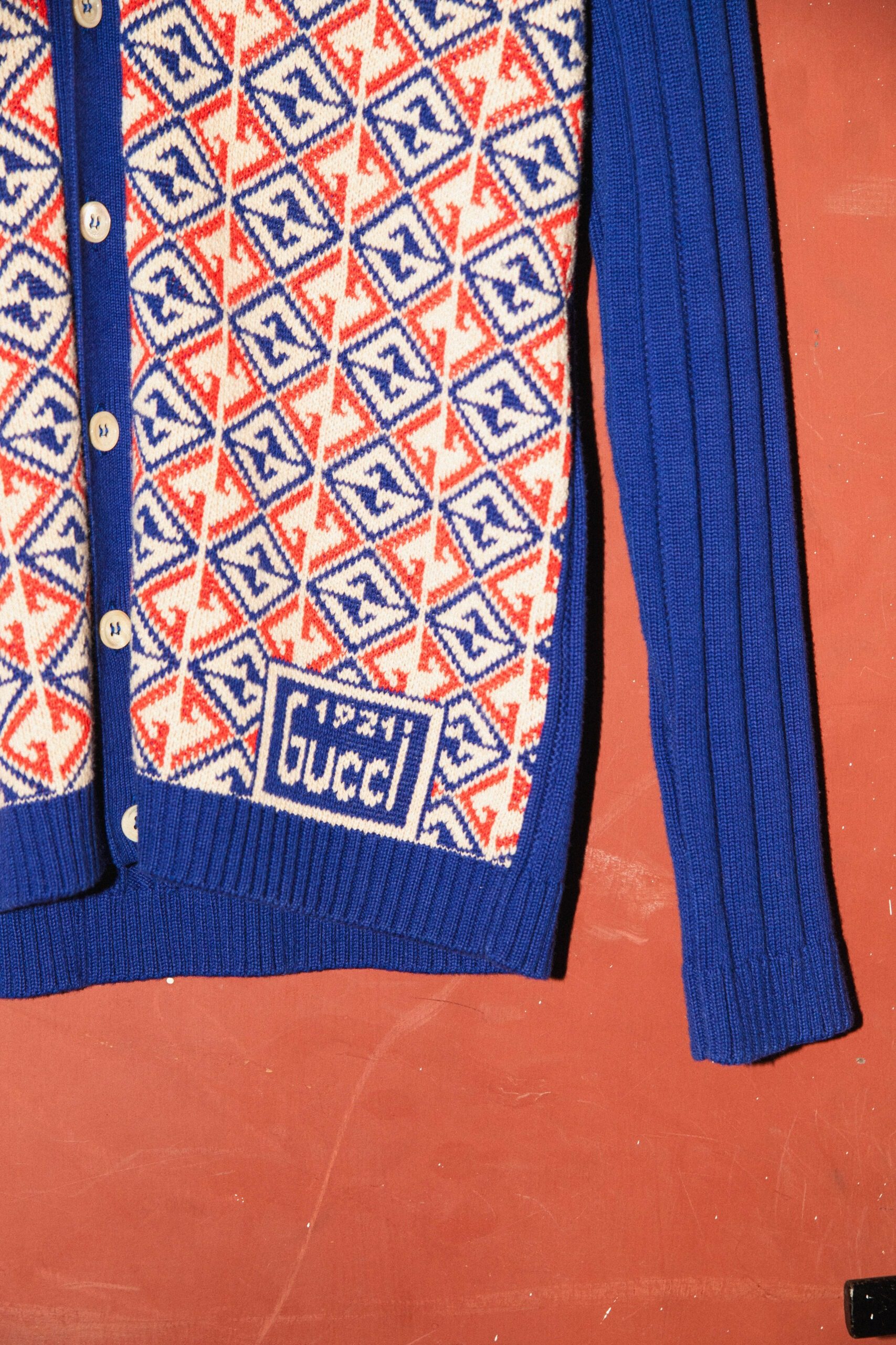 Thumbnail of http://Gucci%20Strickjacke%20in%20Blau%20und%20Rot