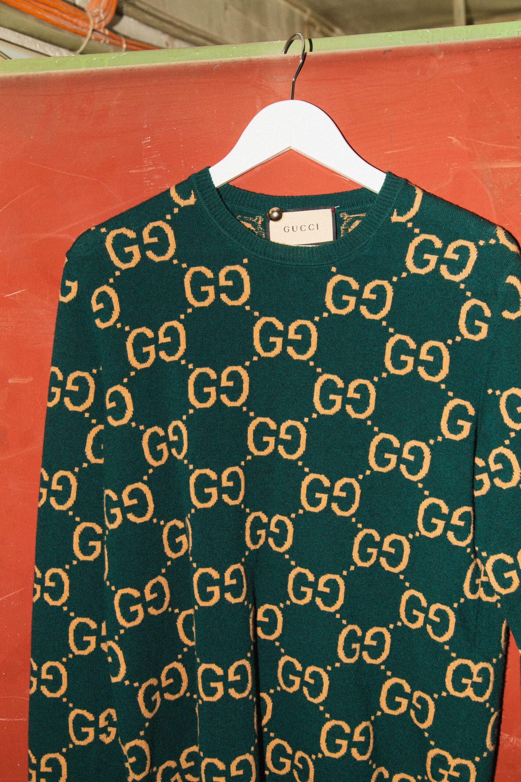 Thumbnail of http://Gucci%20Strickpullover%20mit%20Monogramm-%20Muster%20in%20Grün%20und%20Beige