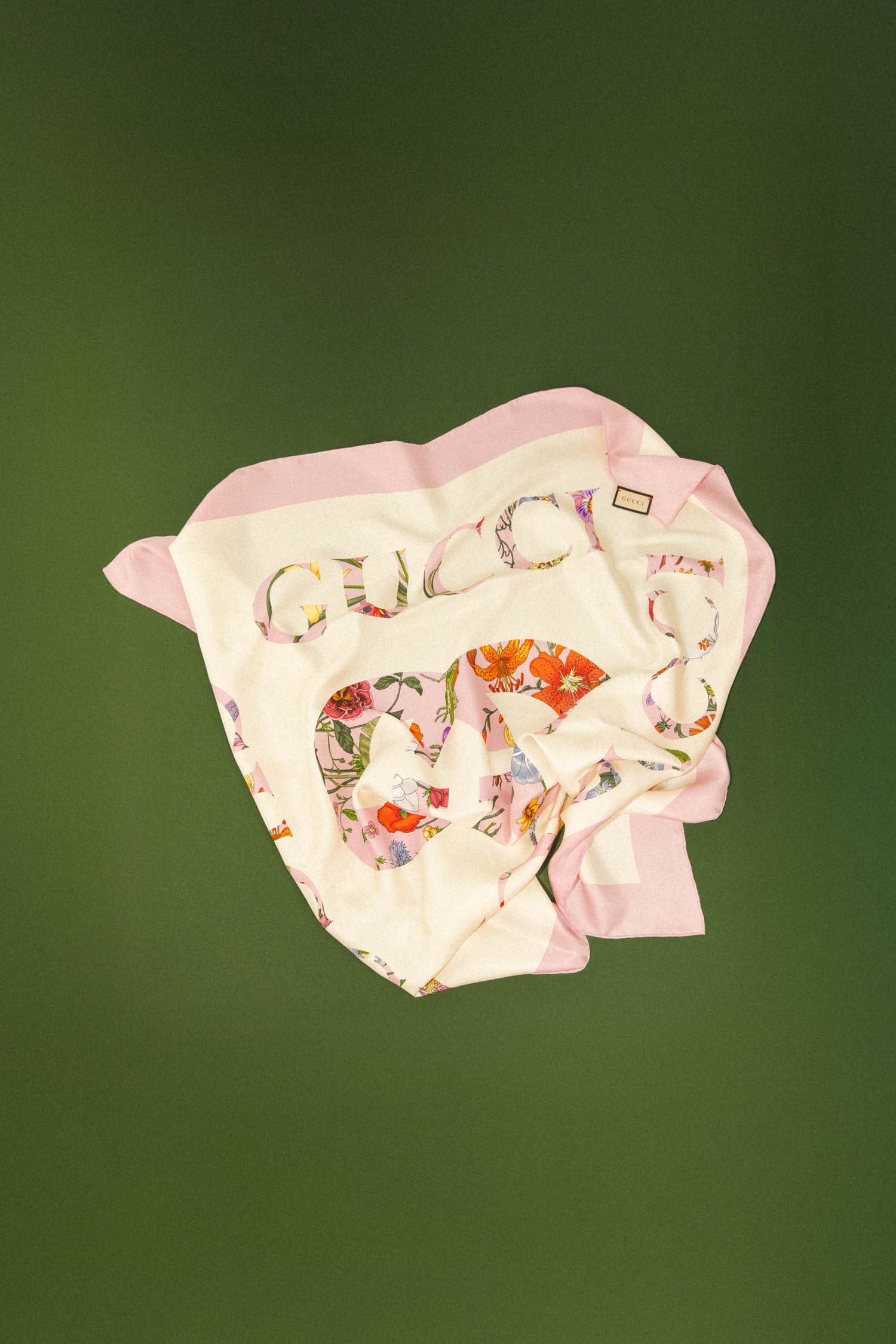 Thumbnail of http://Gucci%20Seidentuch%20mit%20floralen%20Motiven