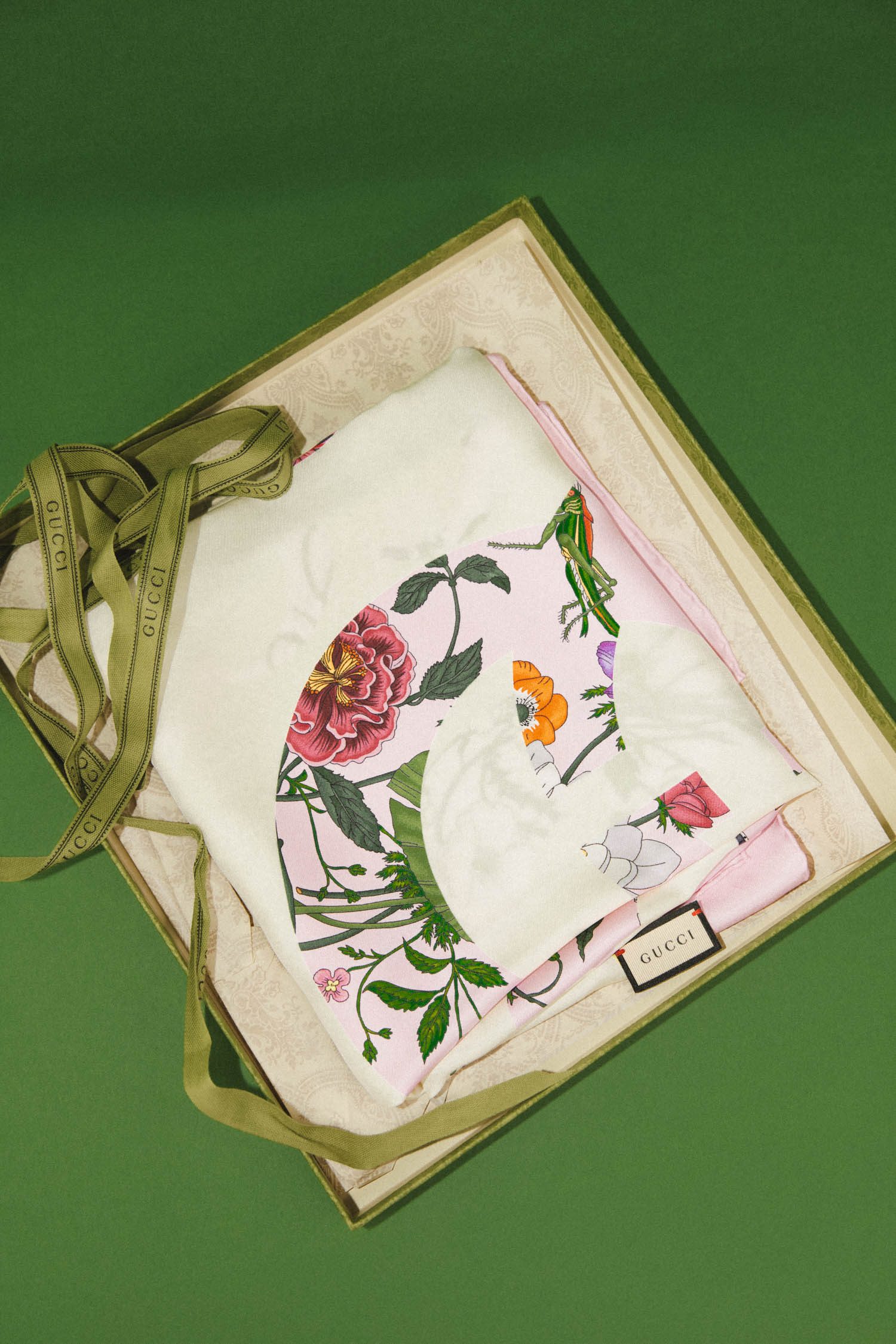 Thumbnail of http://Gucci%20Seidentuch%20mit%20floralen%20Motiven