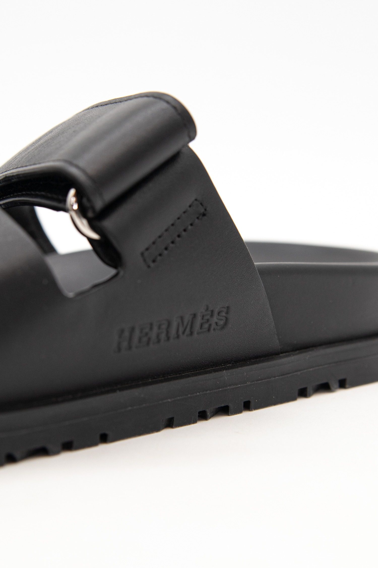 Thumbnail of http://Hermès%20Chypre%20Sandalen%20in%20Schwarz%20und%20Silber