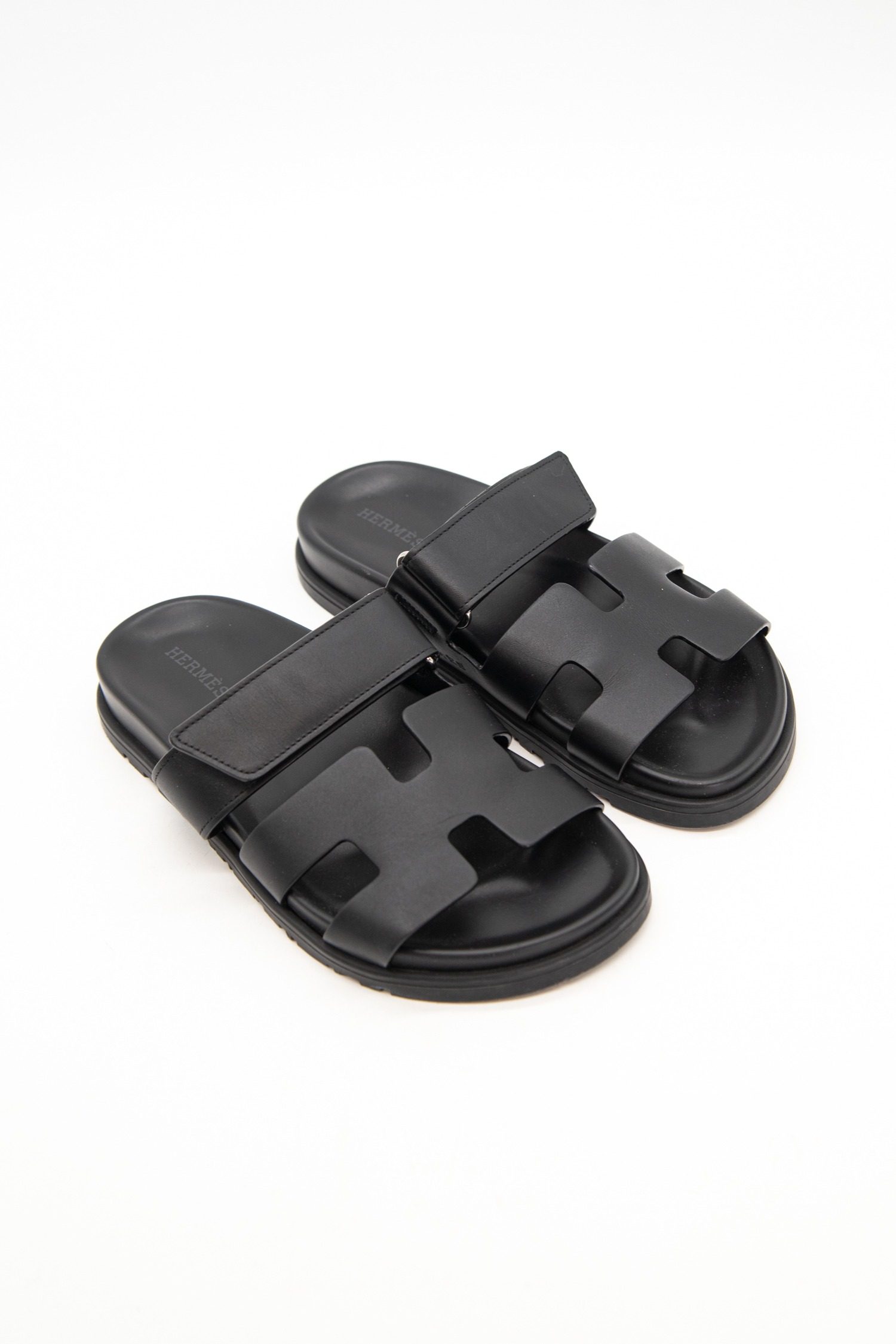 Thumbnail of http://Hermès%20Chypre%20Sandalen%20in%20Schwarz%20und%20Silber