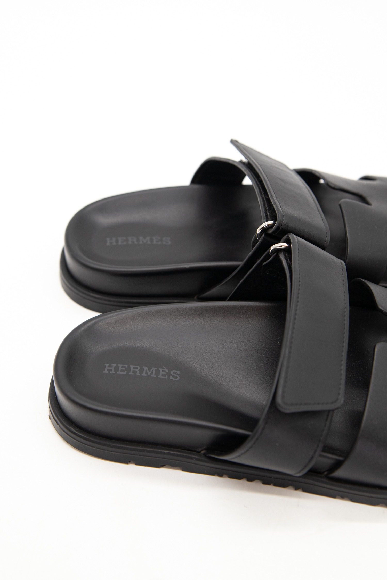 Thumbnail of http://Hermès%20Chypre%20Sandalen%20in%20Schwarz%20und%20Silber