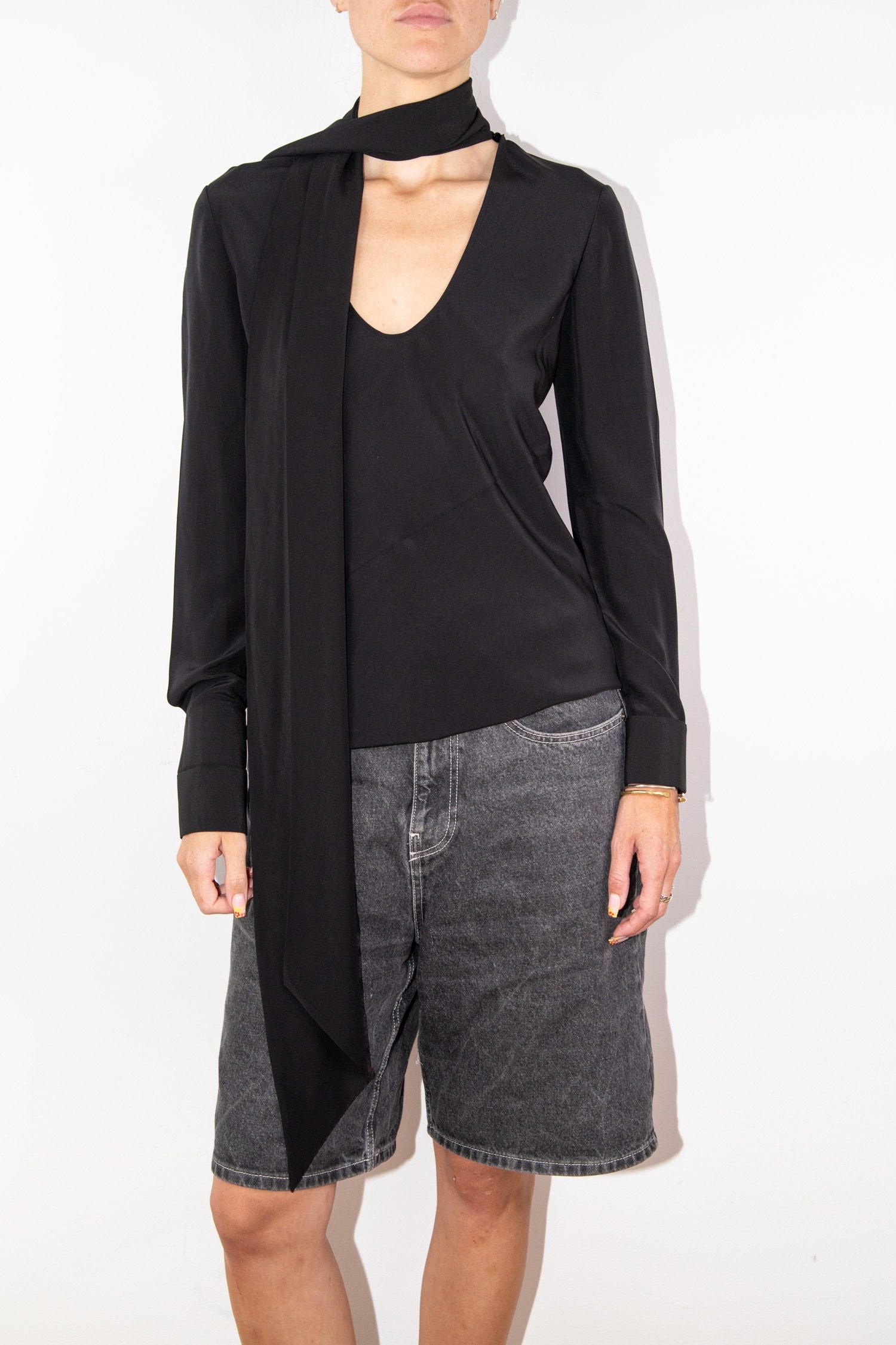 Thumbnail of http://Helmut%20Lang%20Scarf%20Blouse%20Bluse%20mit%20Schal%20in%20Schwarz