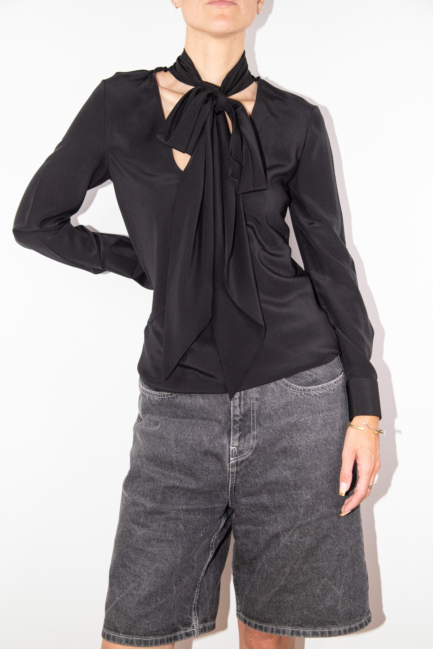 Thumbnail of http://Helmut%20Lang%20Scarf%20Blouse%20Bluse%20mit%20Schal%20in%20Schwarz