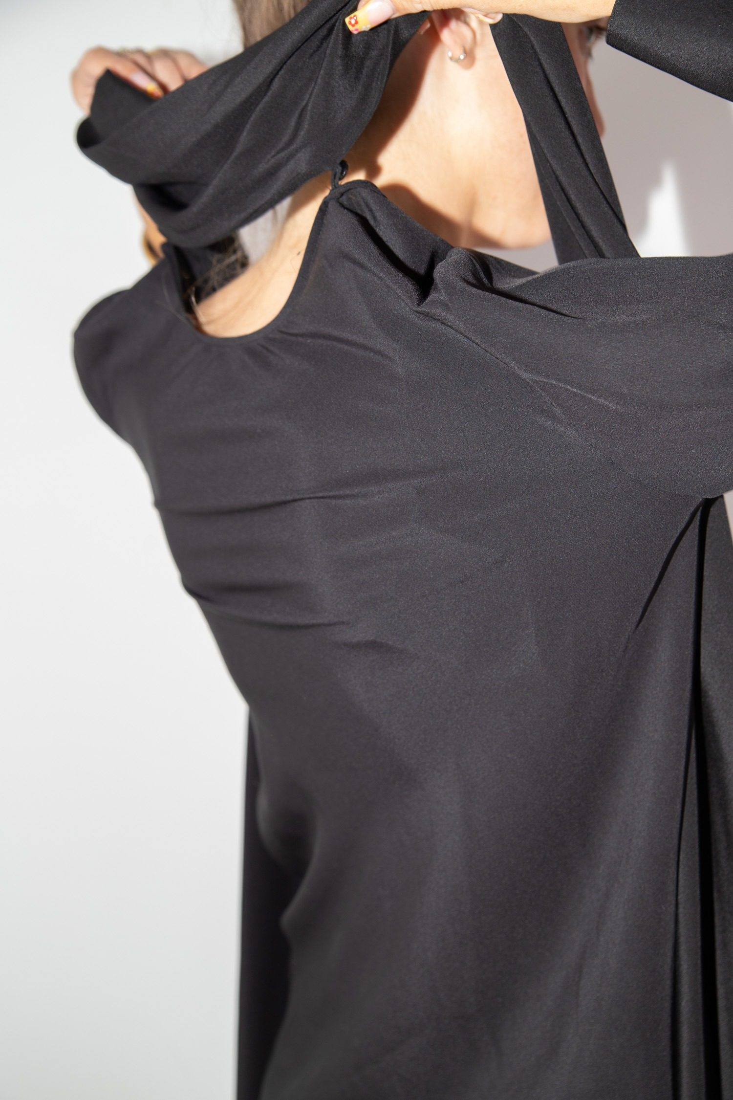 Thumbnail of http://Helmut%20Lang%20Scarf%20Blouse%20Bluse%20mit%20Schal%20in%20Schwarz