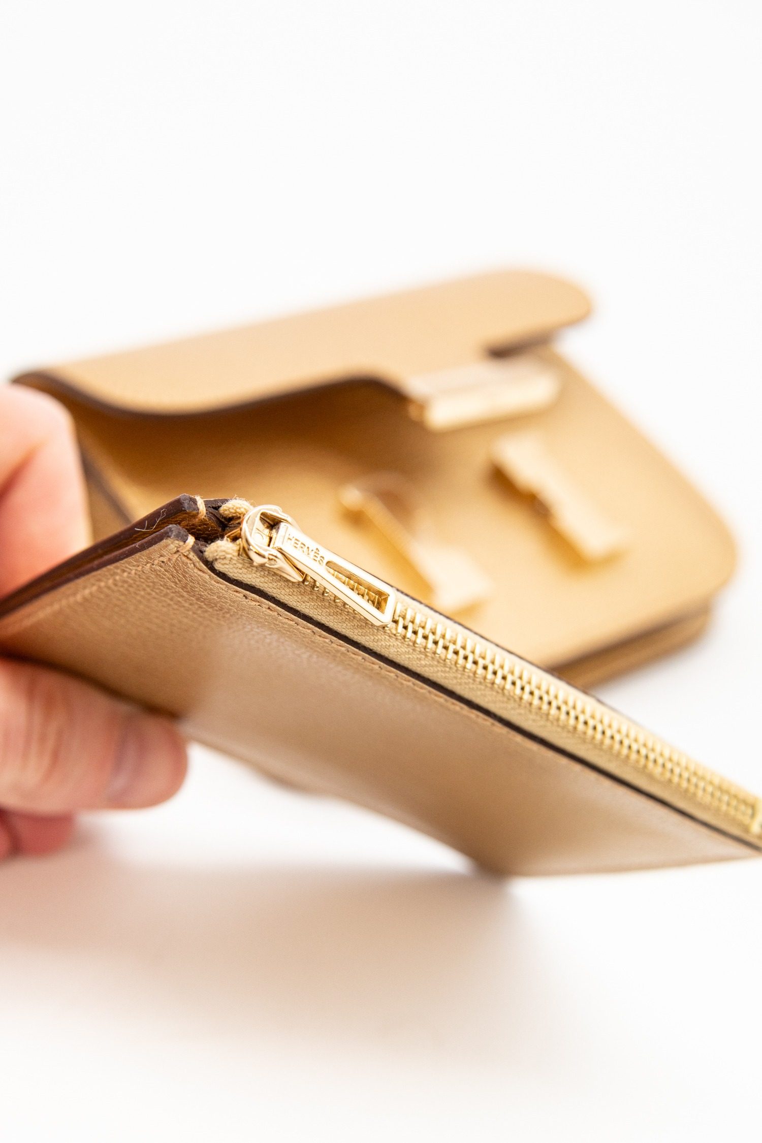 Thumbnail of http://Hermès%20„Constance%20Slim“%20Portemonnaie%20in%20Gold