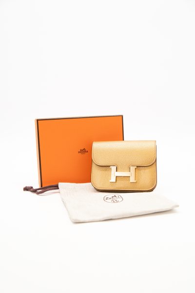 Hermès „Constance Slim“ Portemonnaie in Gold