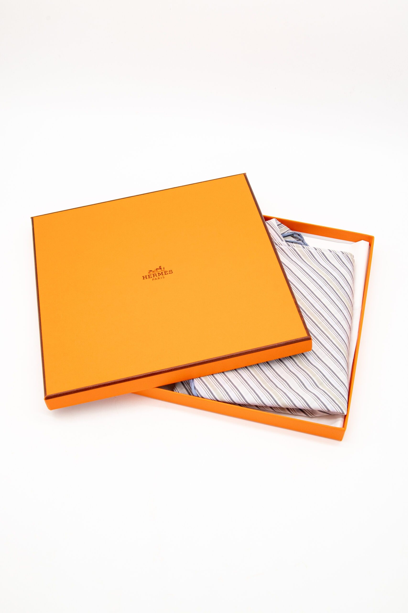 Thumbnail of http://Hermès%20Dreieckstuch%20in%20Hellblau,%20Grün,%20Weiß%20gestreift