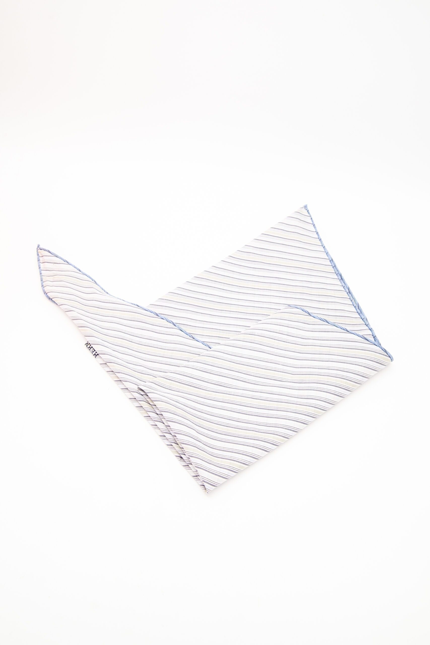 Thumbnail of http://Hermès%20Dreieckstuch%20in%20Hellblau,%20Grün,%20Weiß%20gestreift