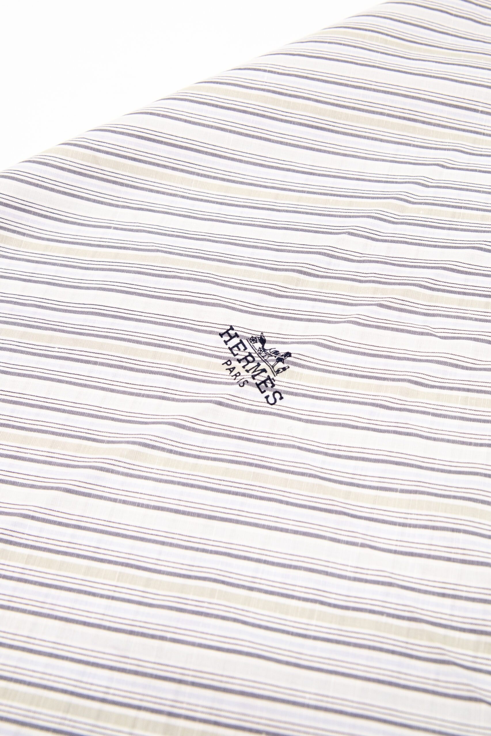 Thumbnail of http://Hermès%20Dreieckstuch%20in%20Hellblau,%20Grün,%20Weiß%20gestreift