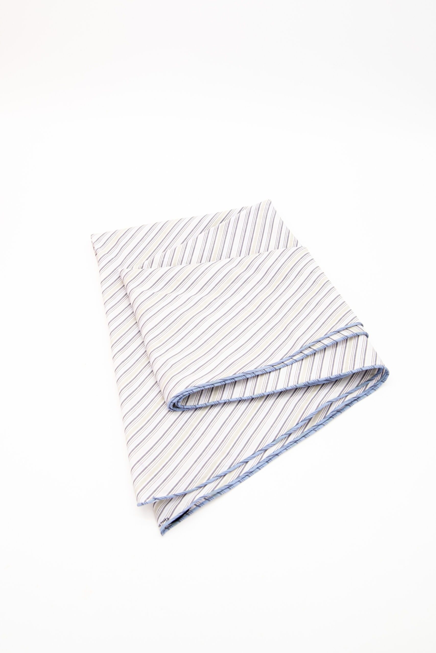 Thumbnail of http://Hermès%20Dreieckstuch%20in%20Hellblau,%20Grün,%20Weiß%20gestreift