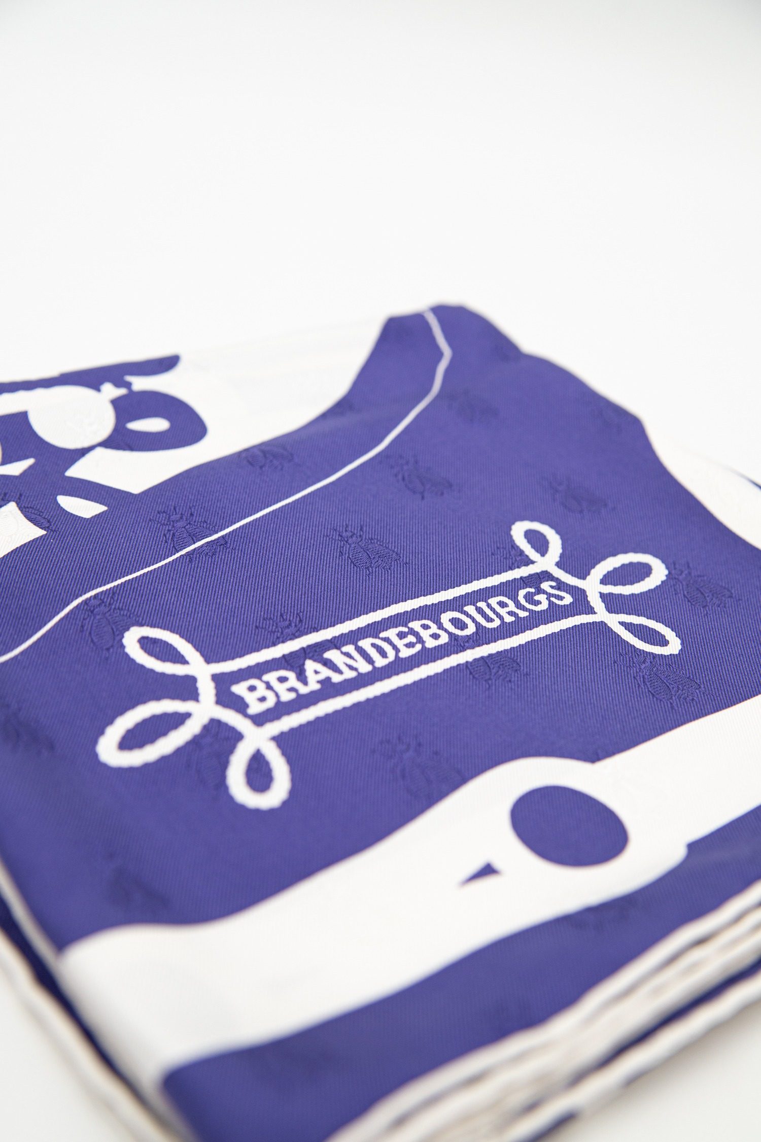 Thumbnail of http://Hermès%20„Brandenbourgs“%20Seidentuch%20in%20Dunkelblau%20und%20Weiß