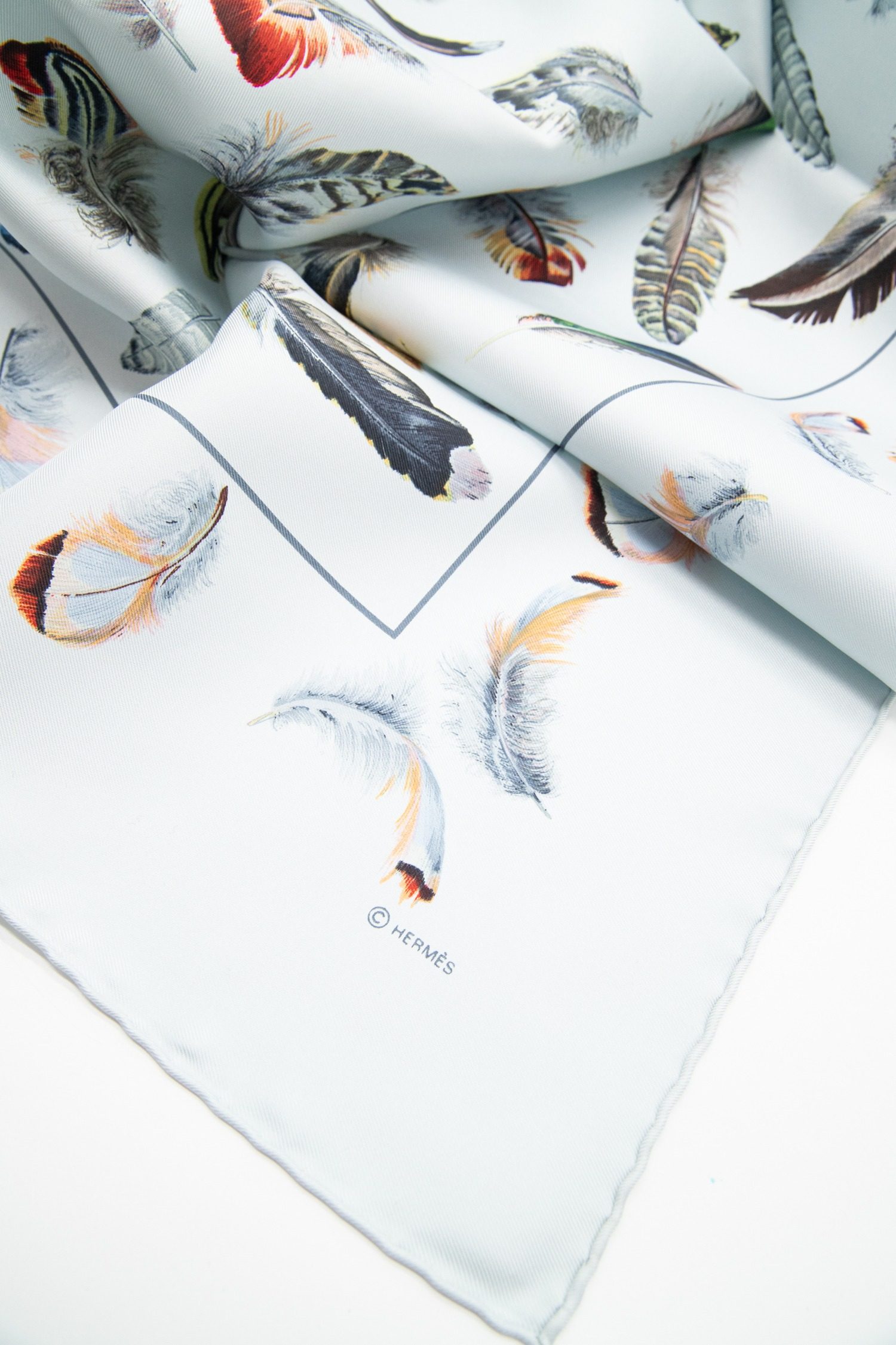 Thumbnail of http://Hermès%20„Les%20Plumes“%20Seidentuch%20in%20Hellblau%20und%20Bunt