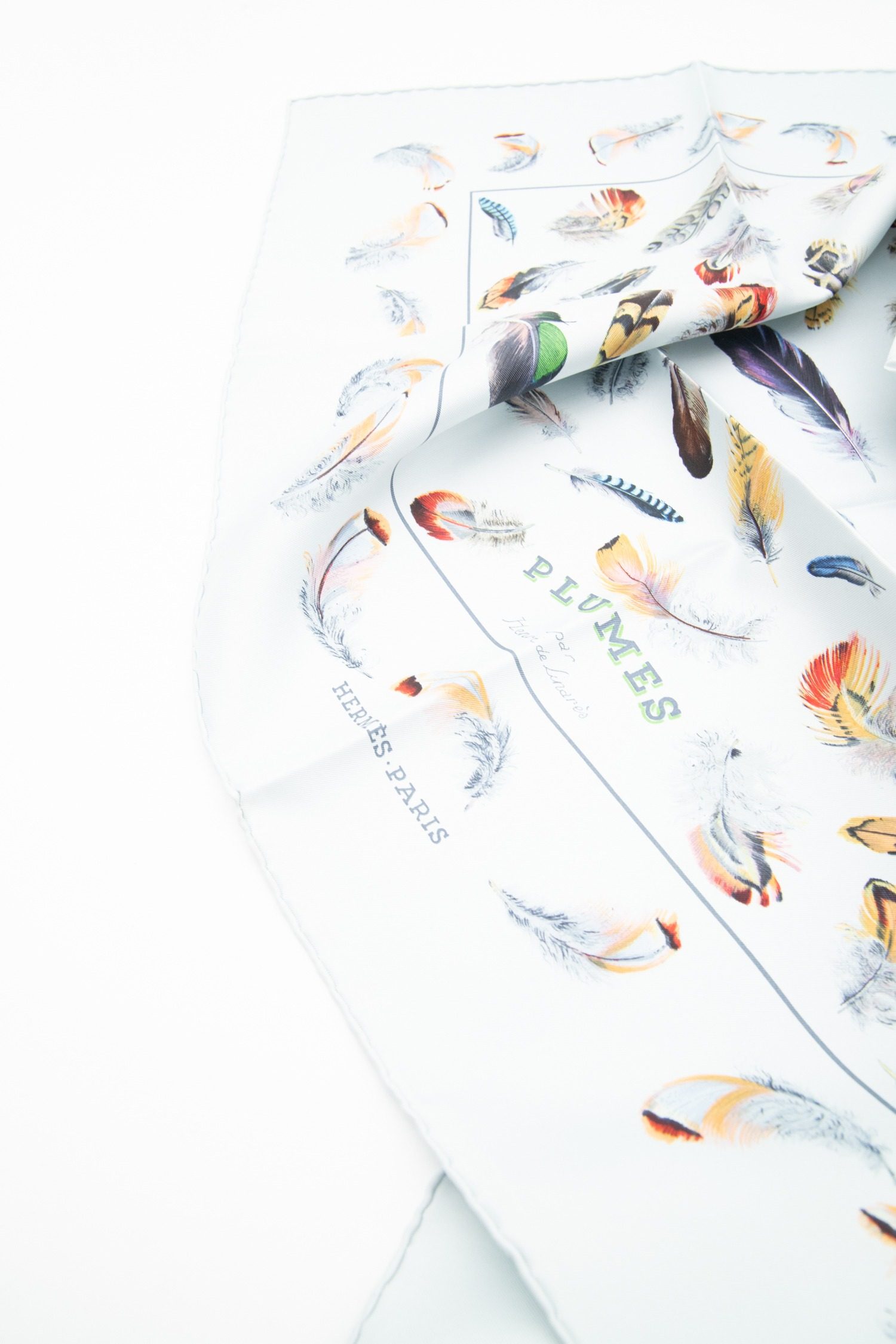 Thumbnail of http://Hermès%20„Les%20Plumes“%20Seidentuch%20in%20Hellblau%20und%20Bunt